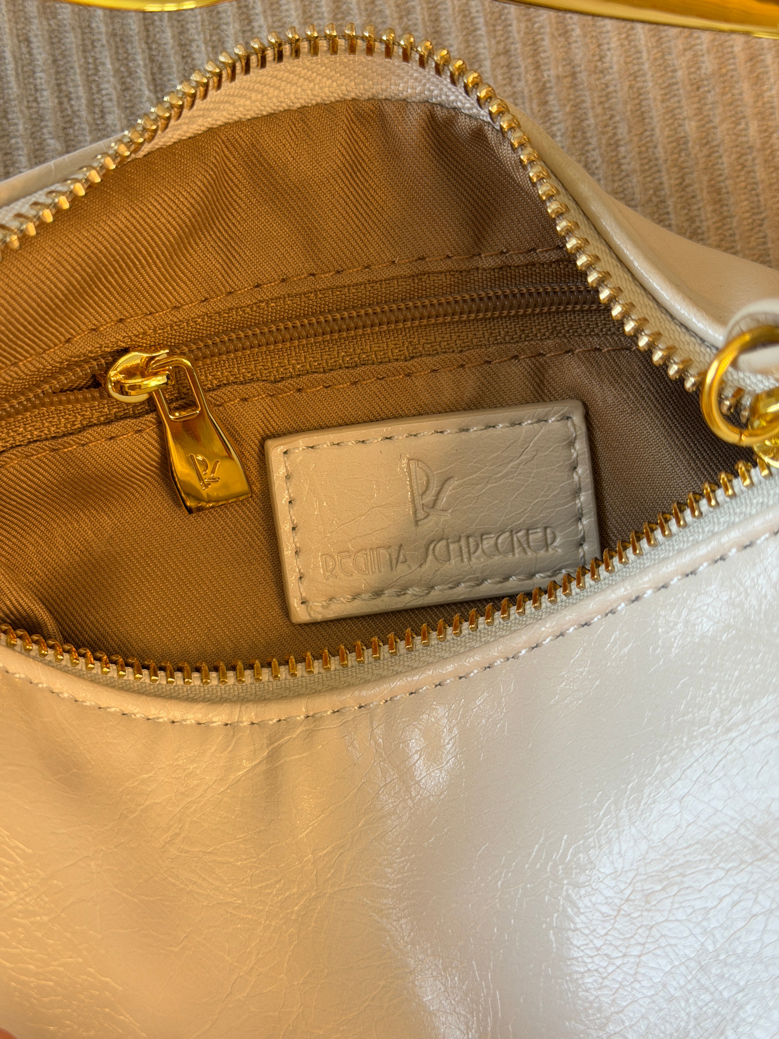 Sac demi-lune poignée métal doré
