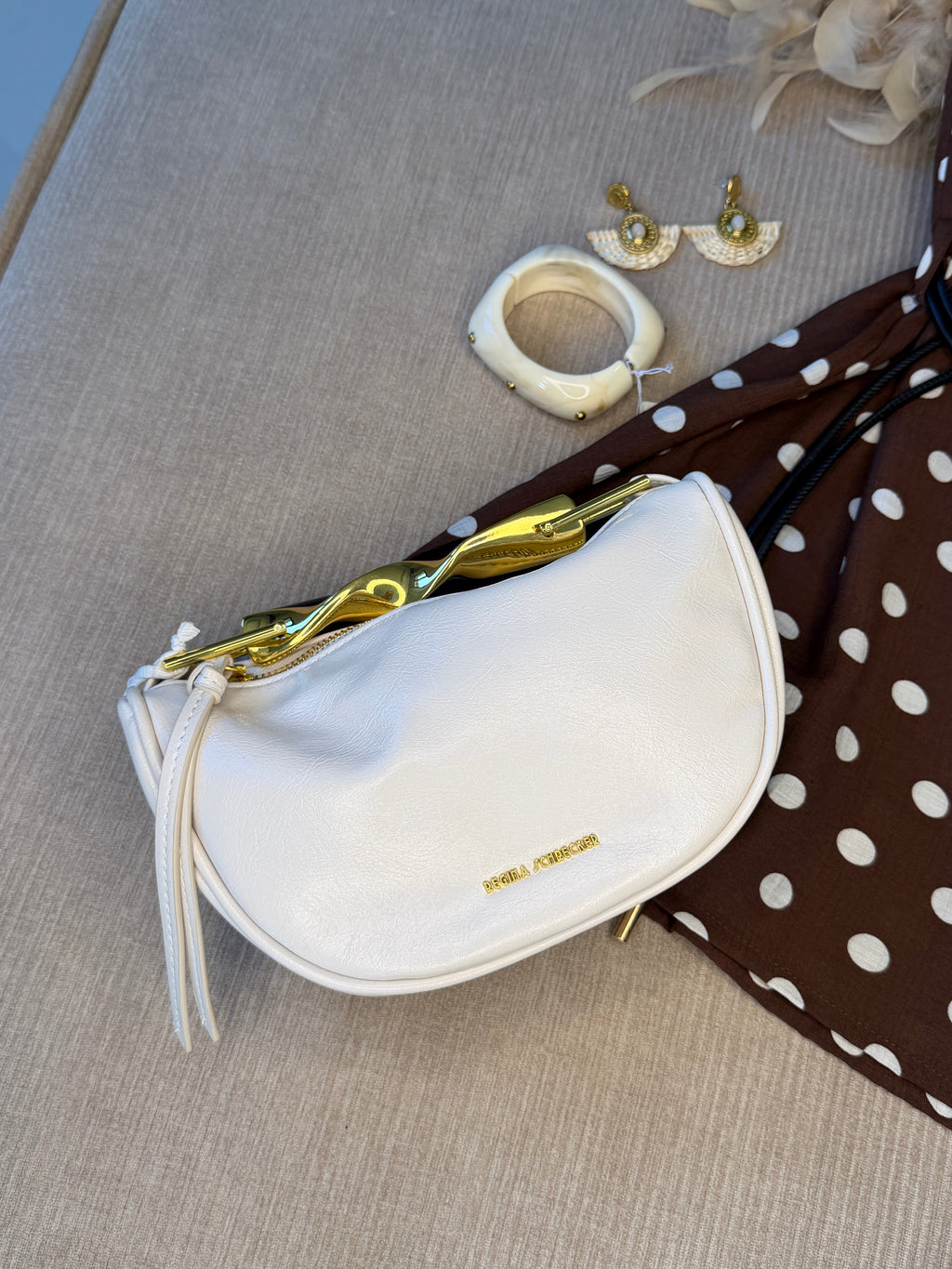 Sac demi-lune poignée métal doré