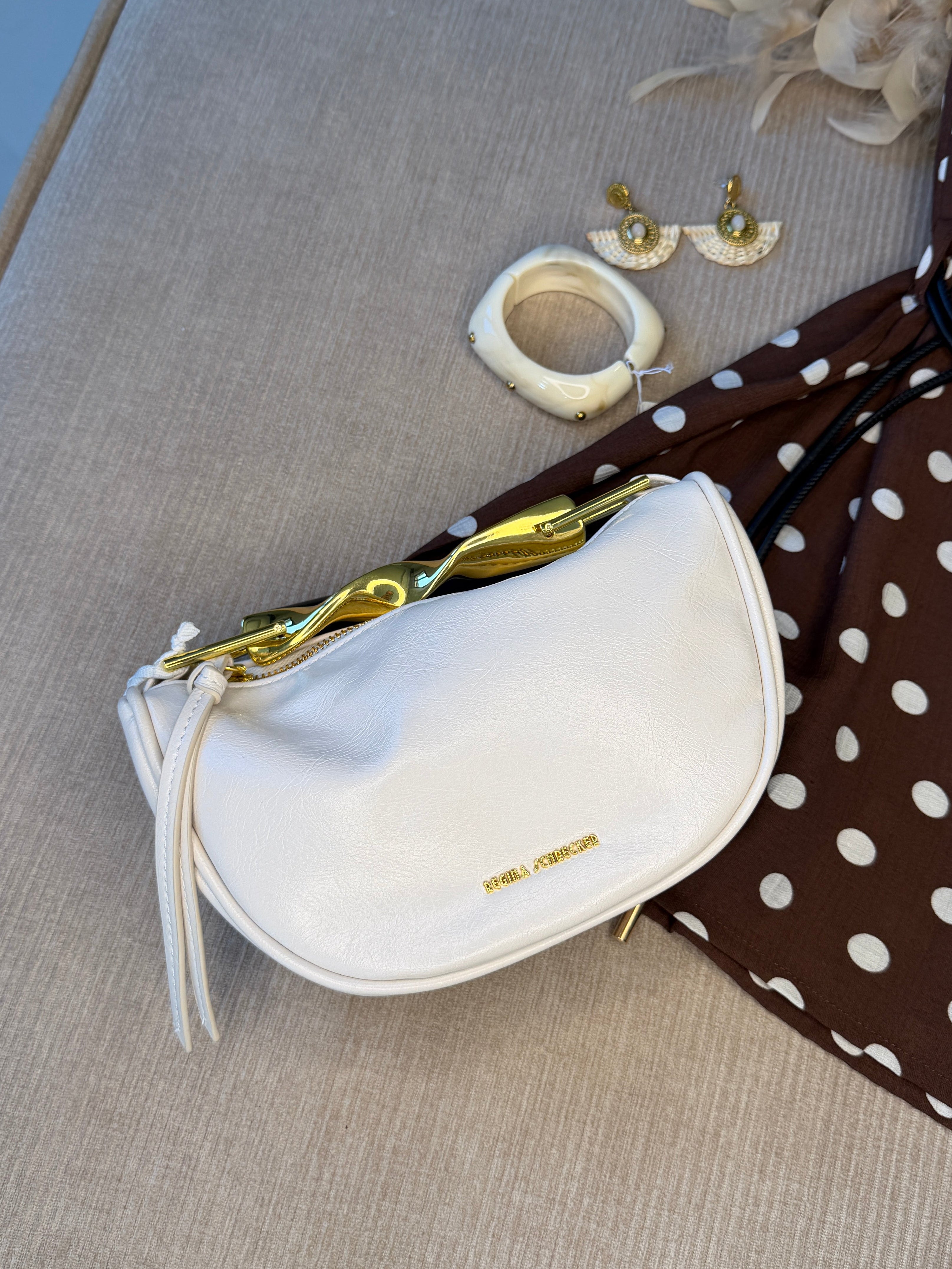 Sac demi-lune poignée métal doré