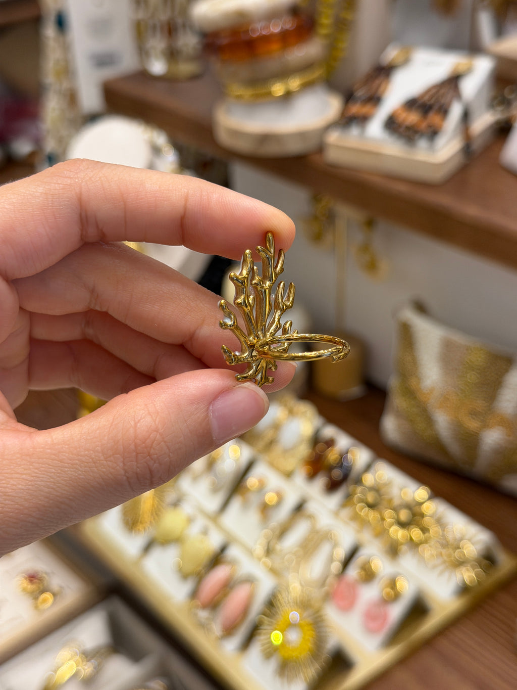 Bague Corail Blanc et Doré Ajustable