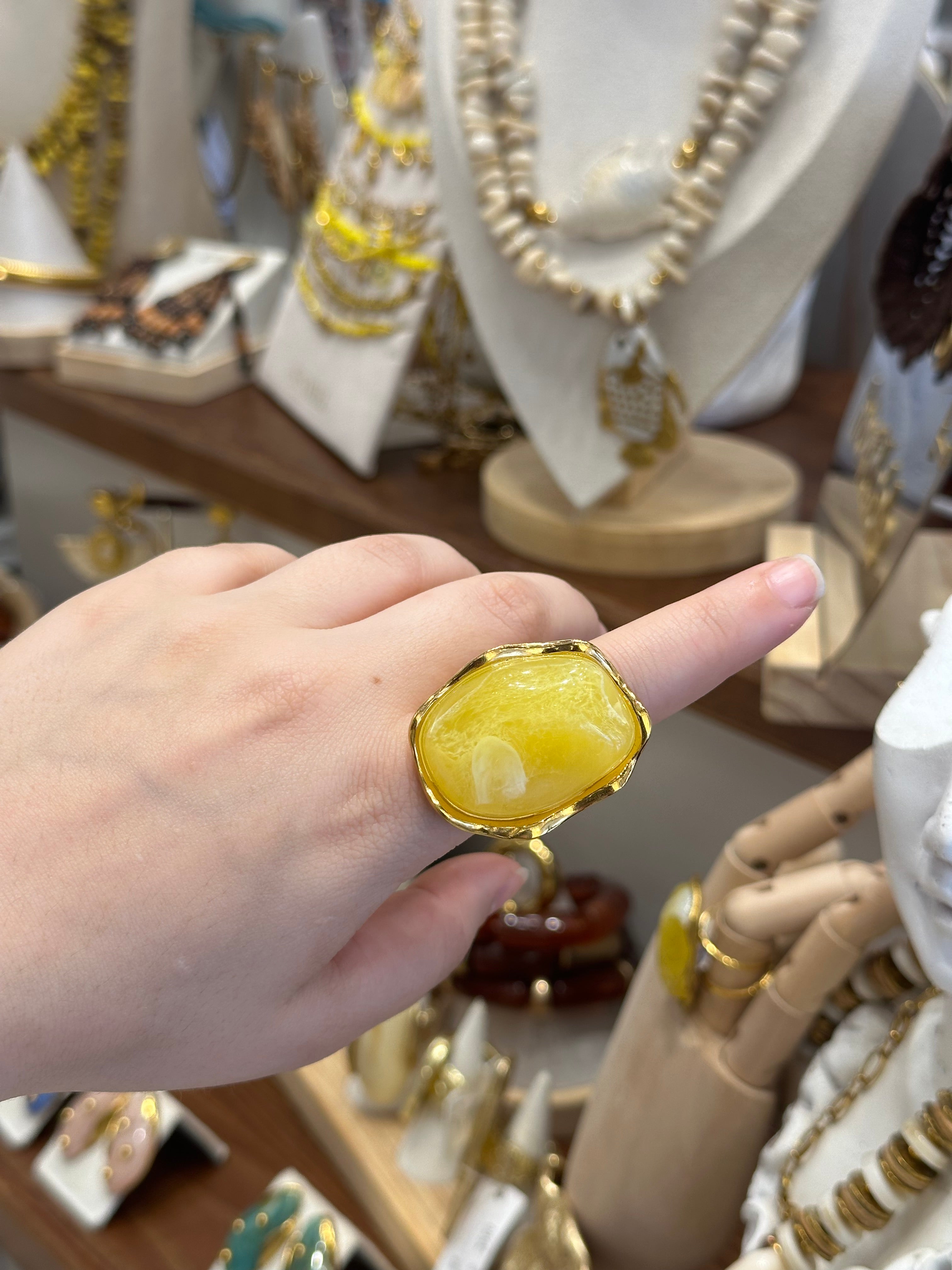 Bague Statement en Métal et Résine Jaune