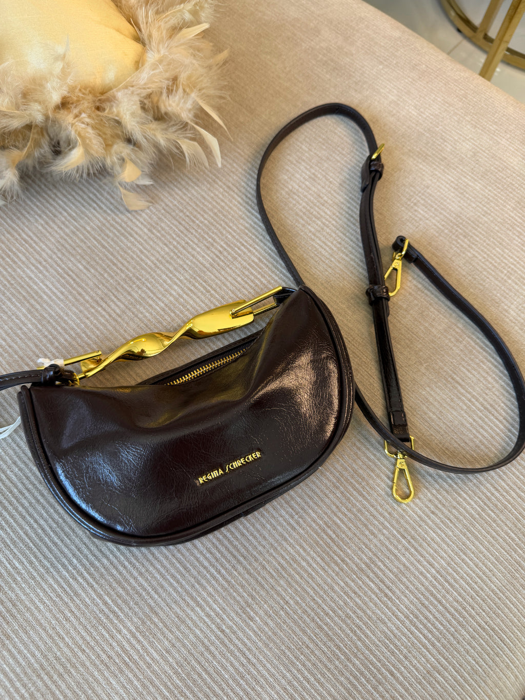 Sac demi-lune poignée métal doré