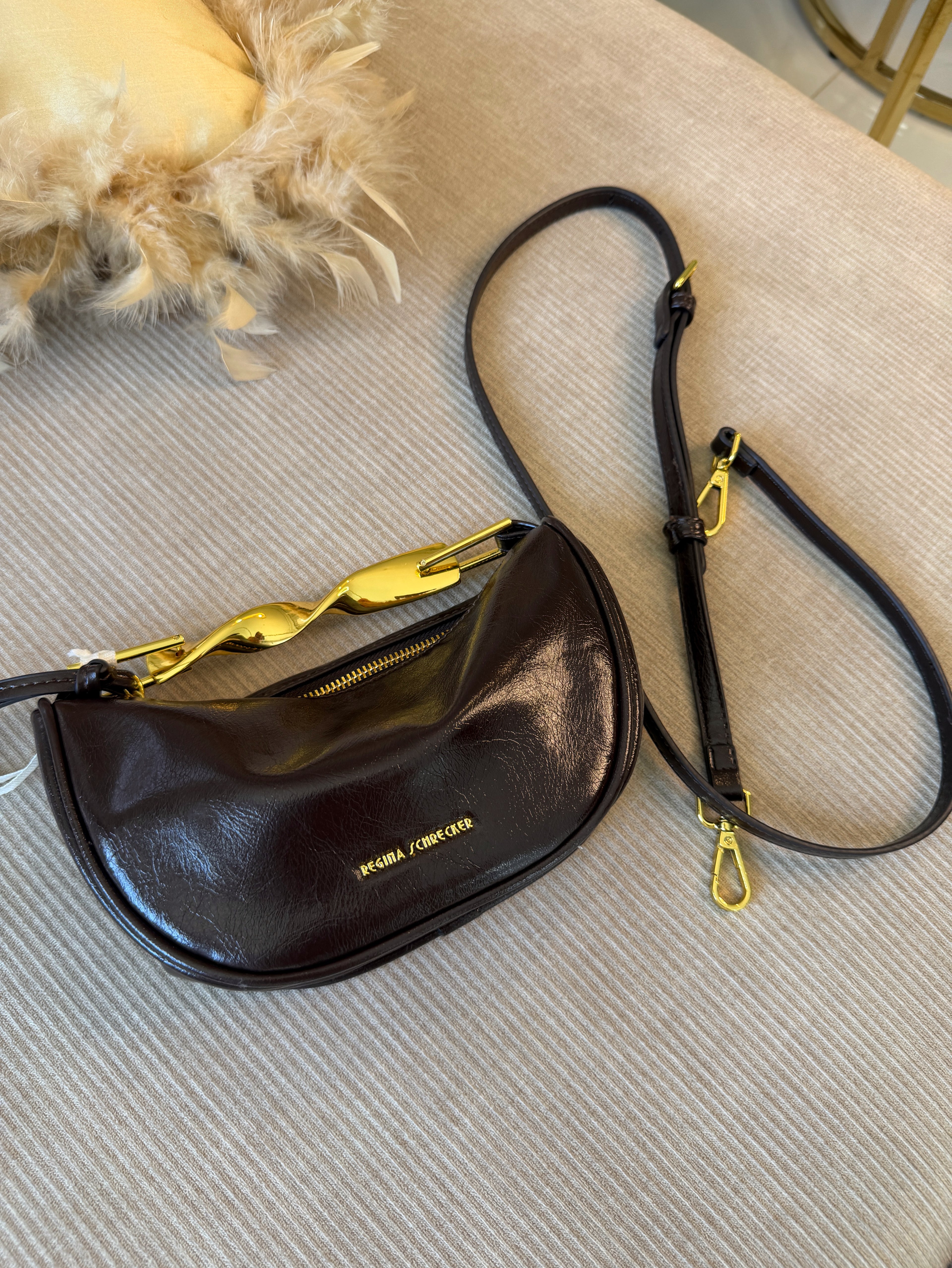 Sac demi-lune poignée métal doré