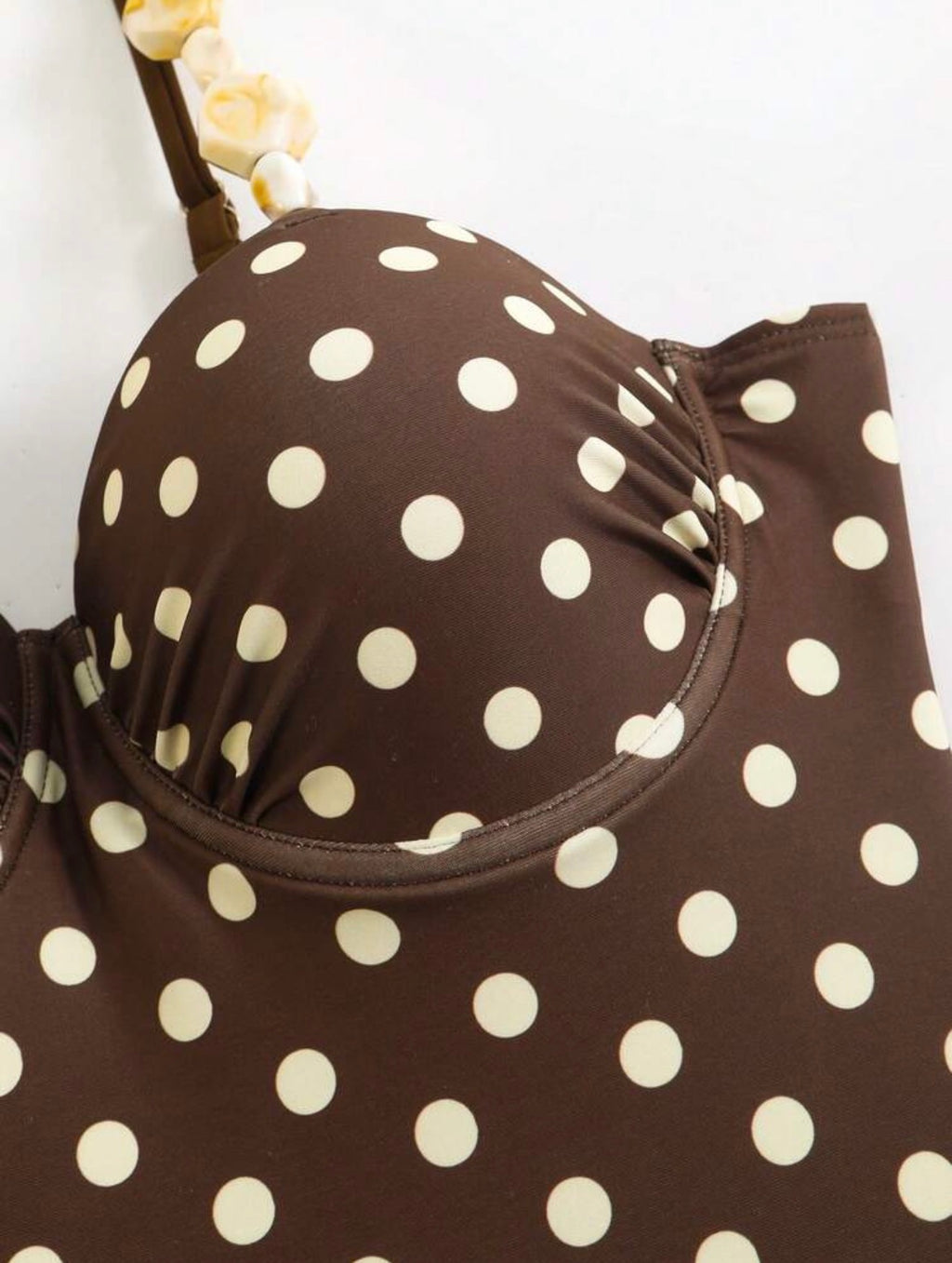 Maillot de bain polka dots une pièce avec paréo