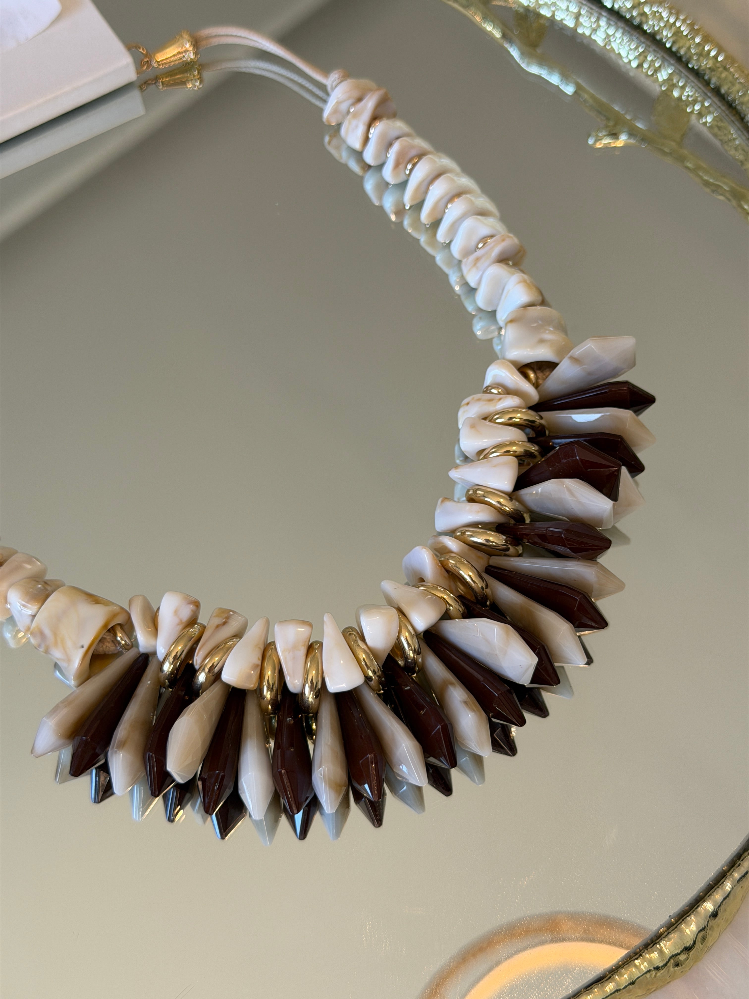 Collier plastron en résine ivoire et ambre
