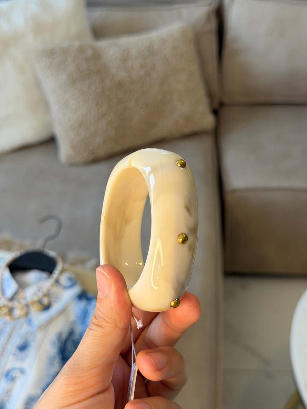 Bracelet manchette en résine écrue et détails dorés