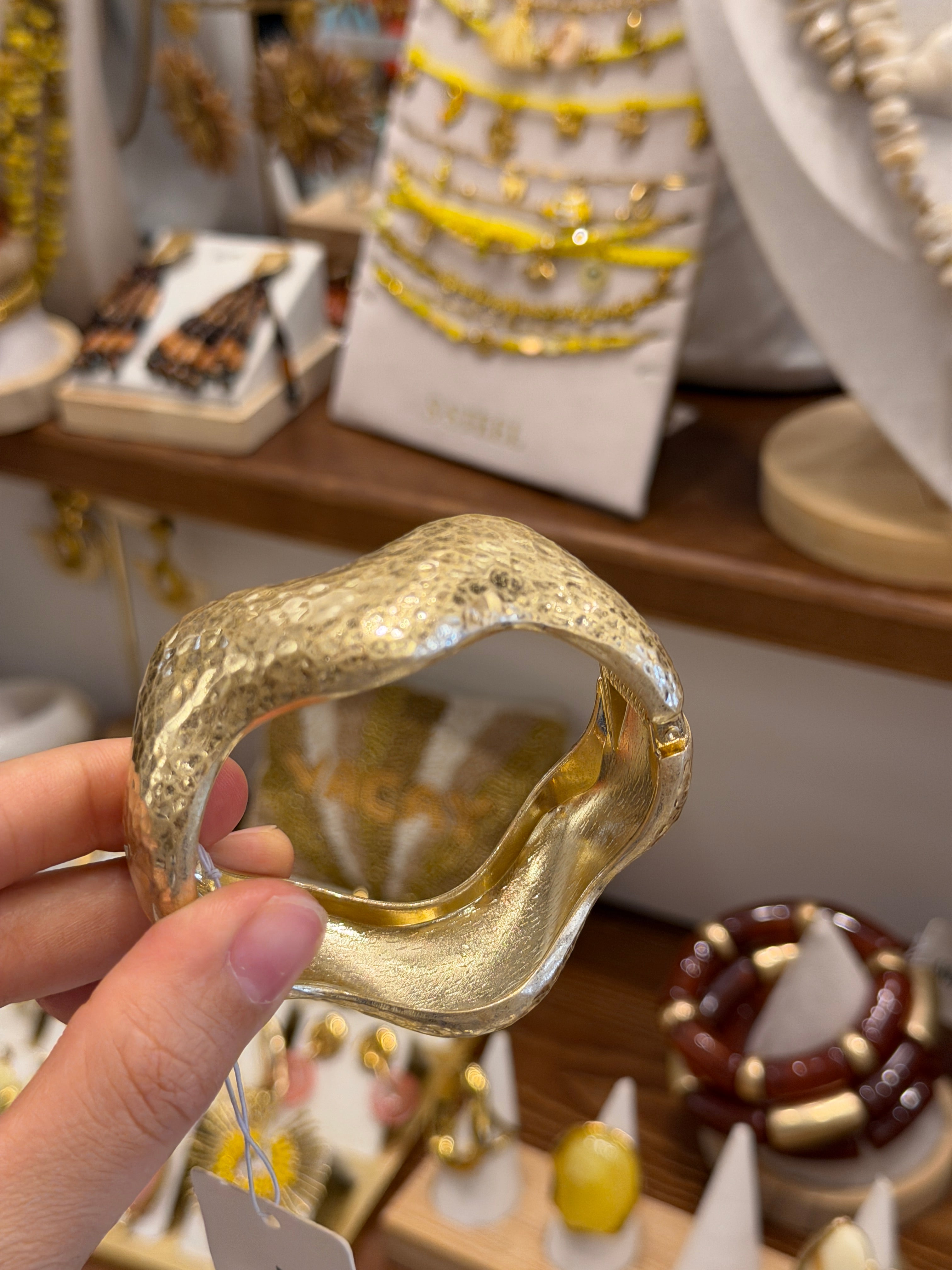 Bracelet Manchette Dorée Martelée