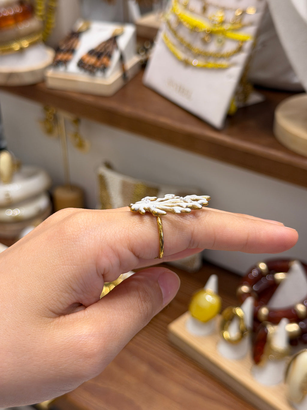 Bague Corail Blanc et Doré Ajustable