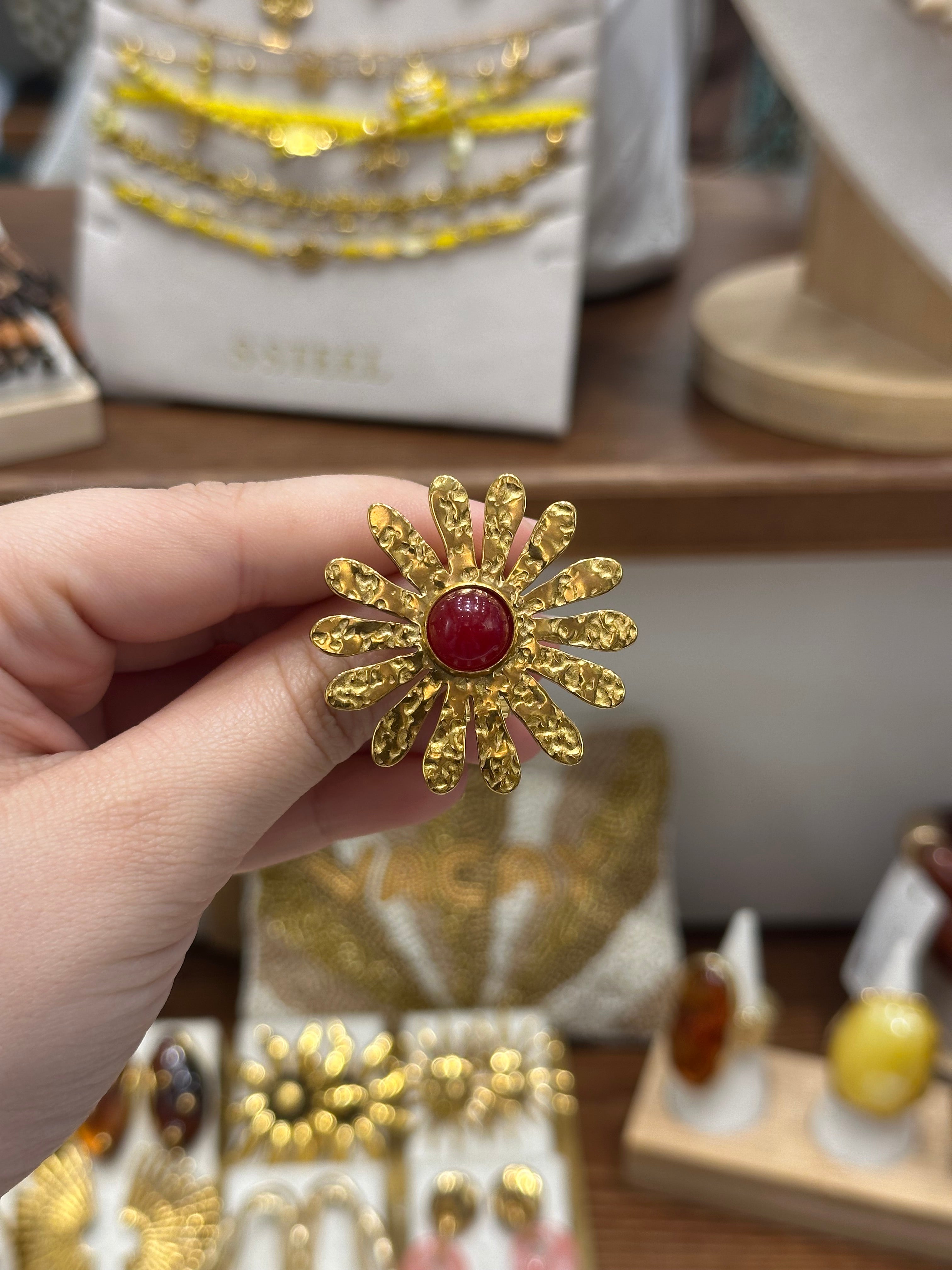 Bague Fleur Dorée & Pierre Rouge