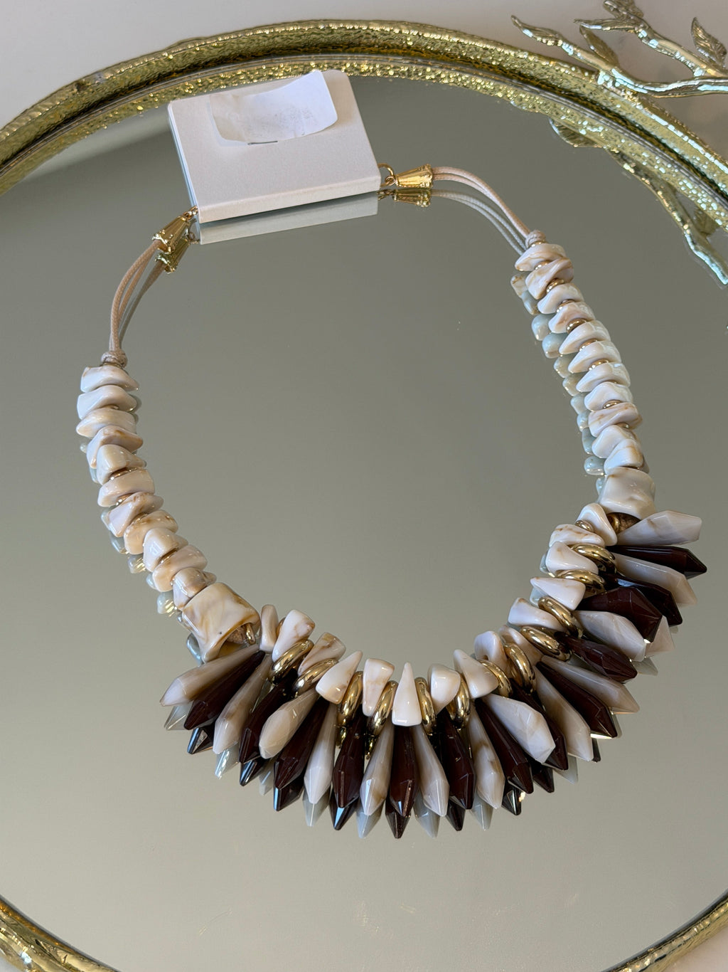 Collier plastron en résine ivoire et ambre