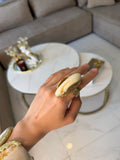 Bague en résine marbrée ivoire et métal doré