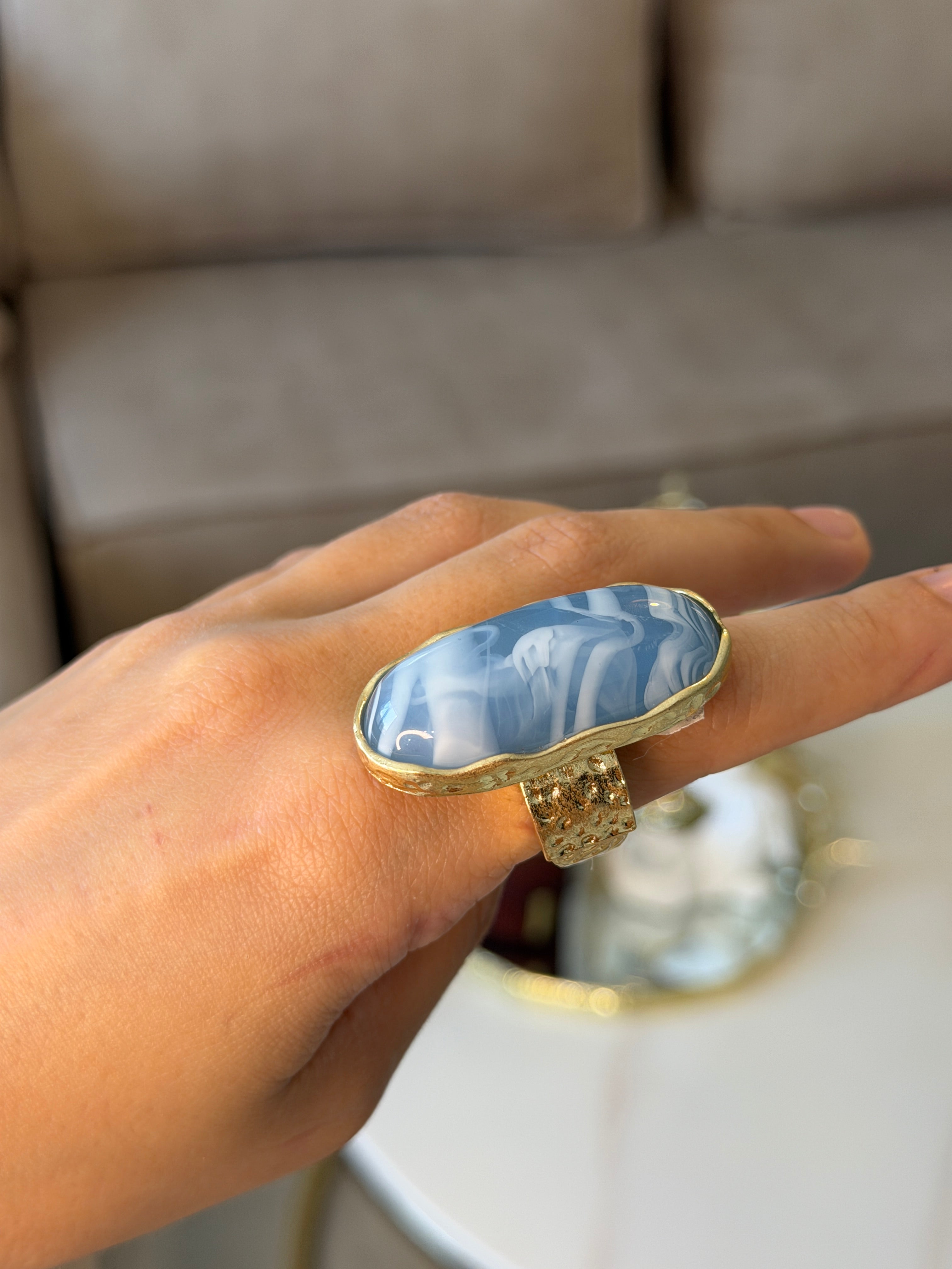 Bague ovale en résine marbrée et métal doré