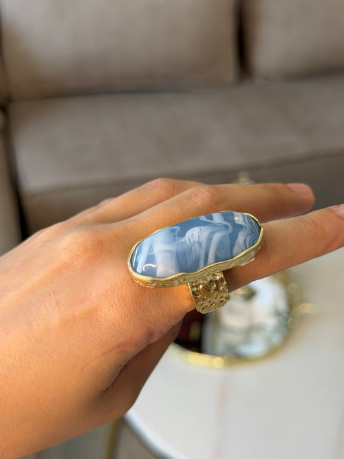 Bague ovale en résine marbrée et métal doré