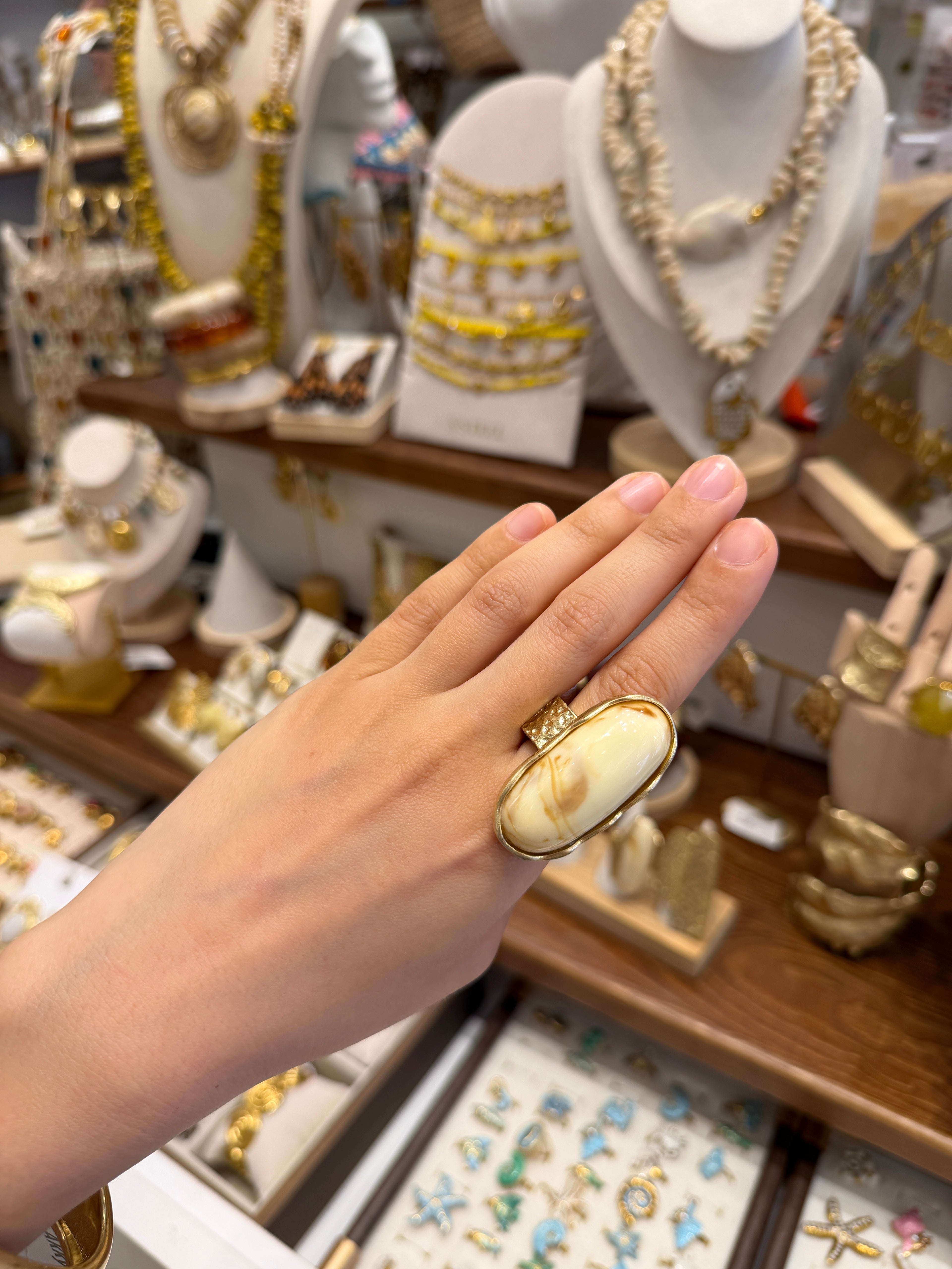 Bague Statement Dorée et Pierre Blanche