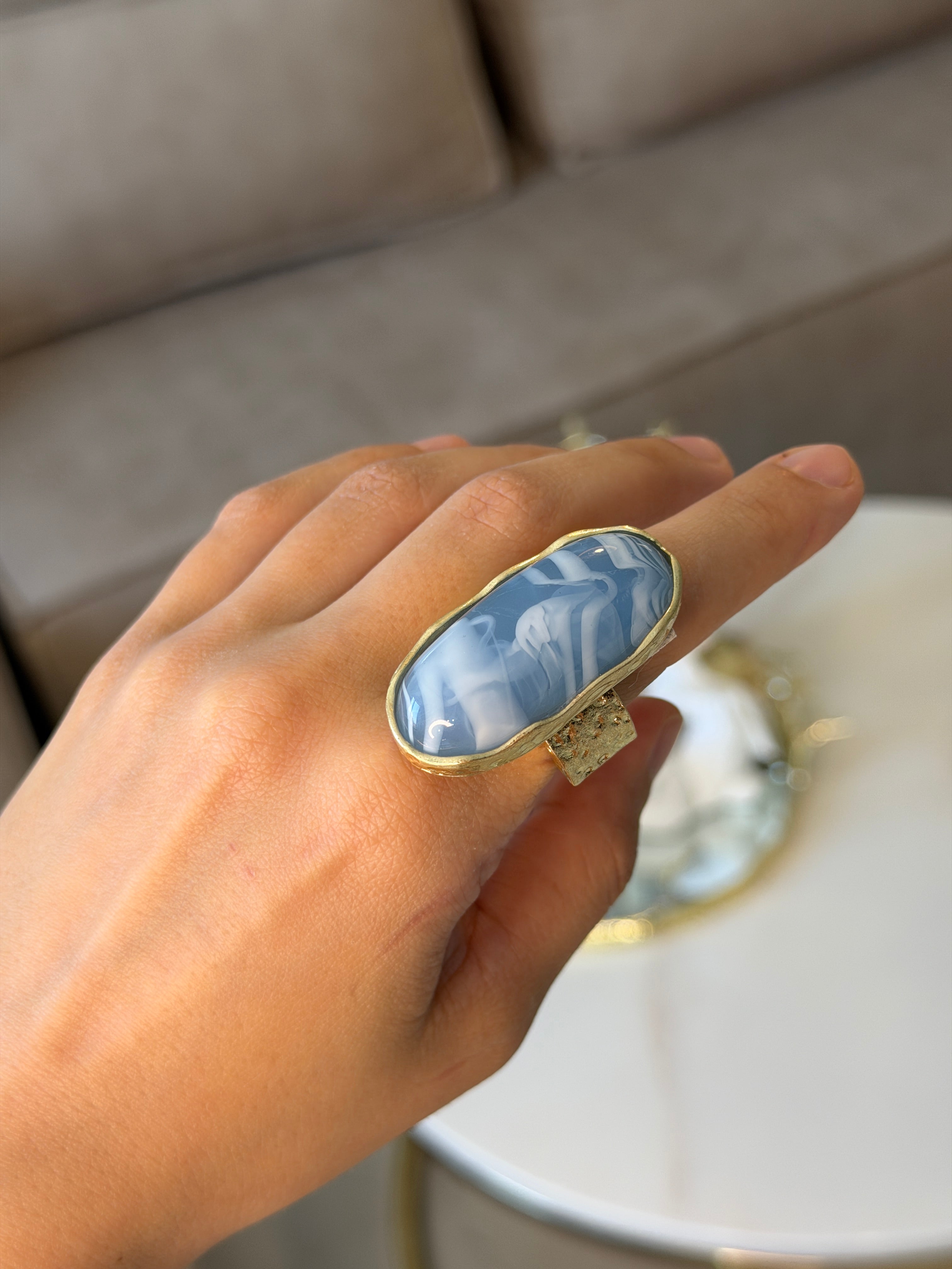Bague ovale en résine marbrée et métal doré