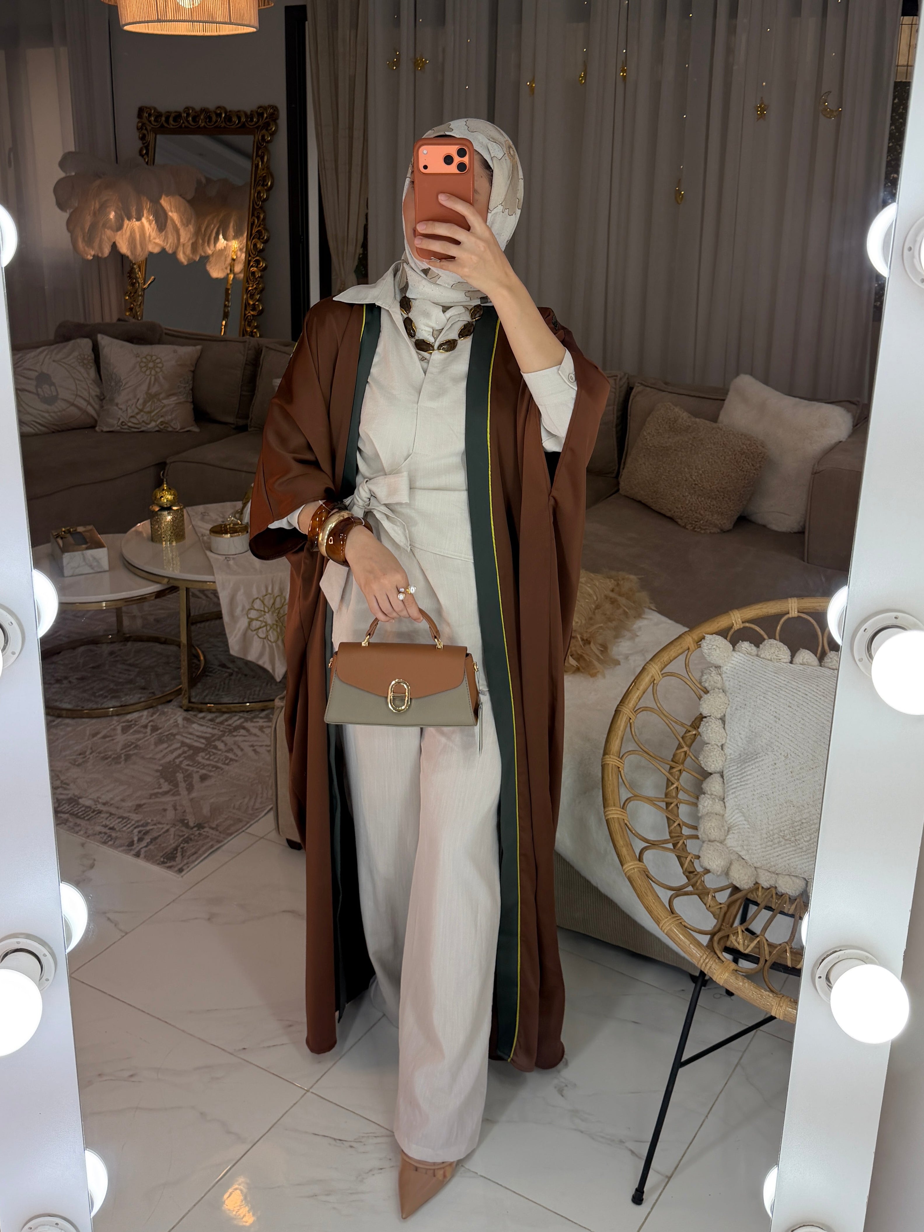 Abaya en satin dos broderie