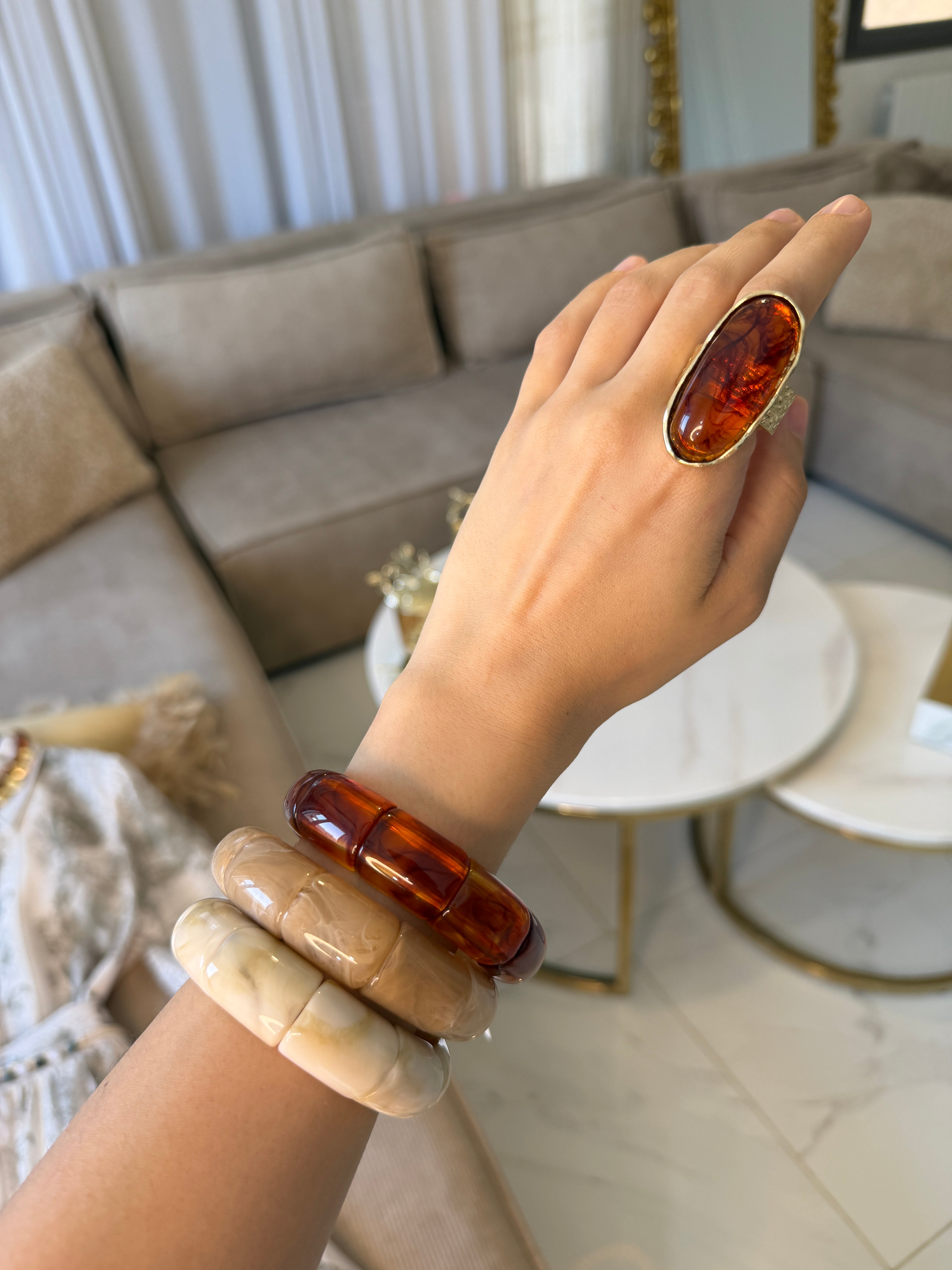 Trio de bracelets en résine marbrée ivoire, beige et ambre