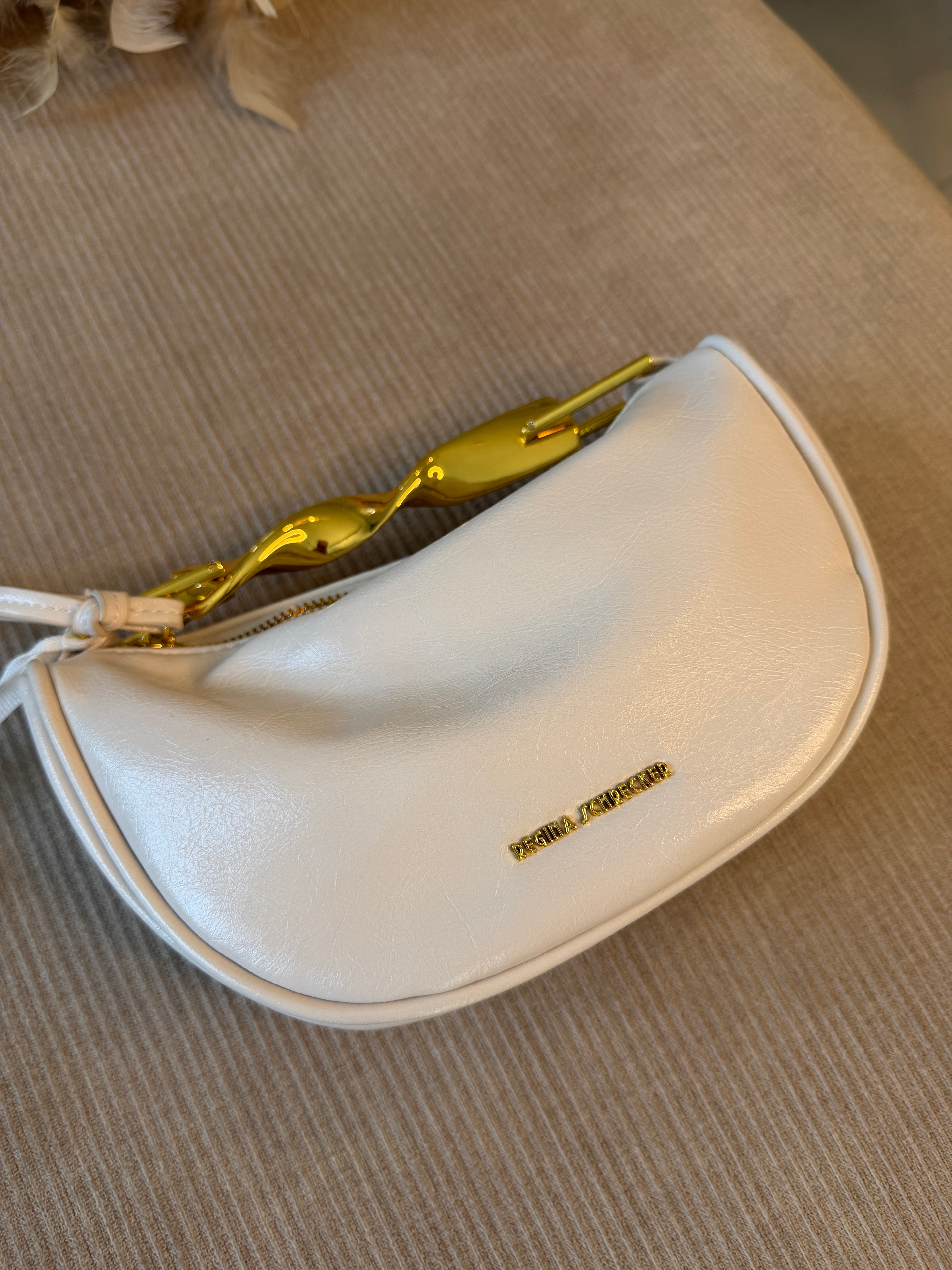 Sac demi-lune poignée métal doré