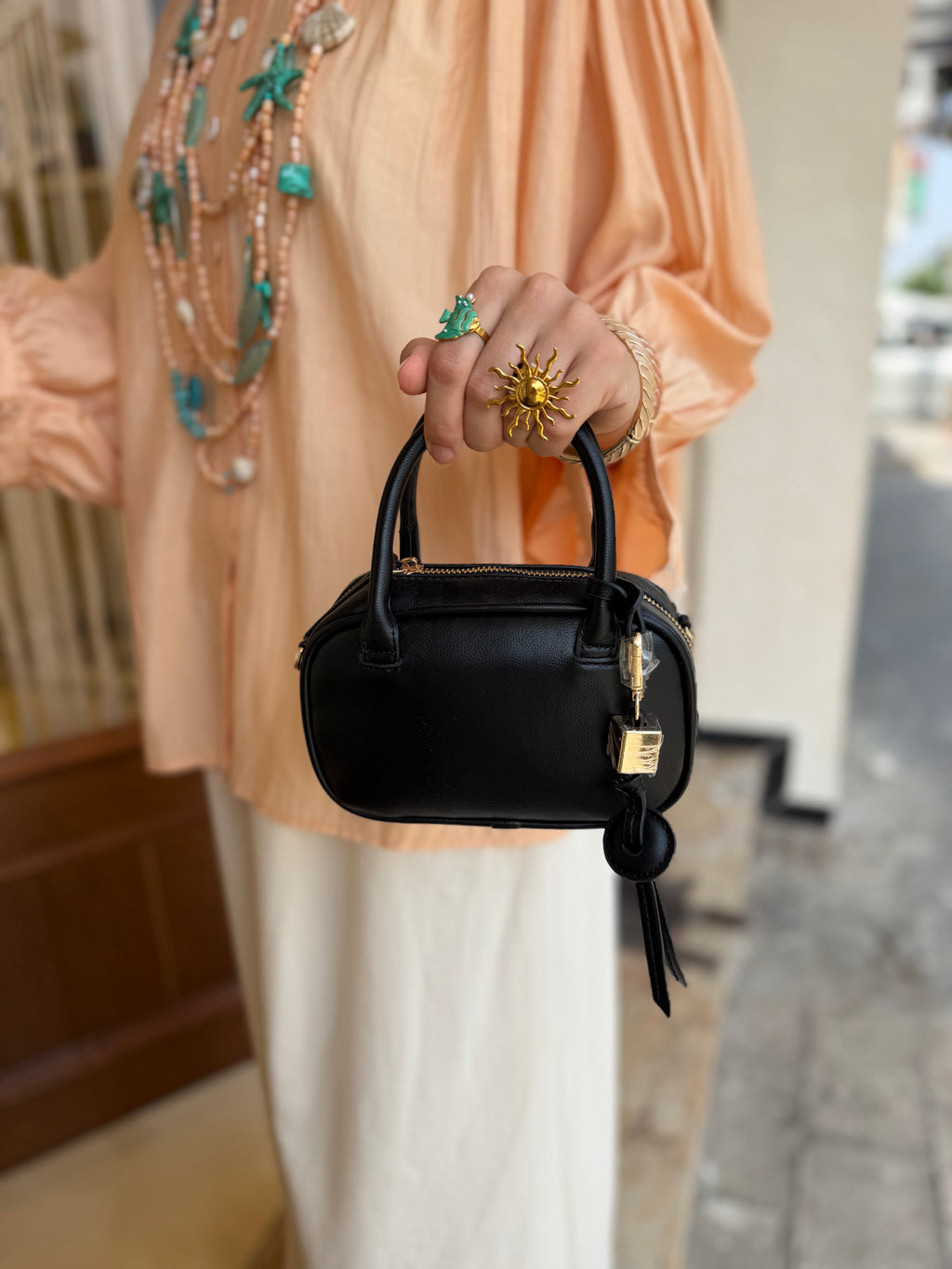 Sac avec bandoulière détail charm