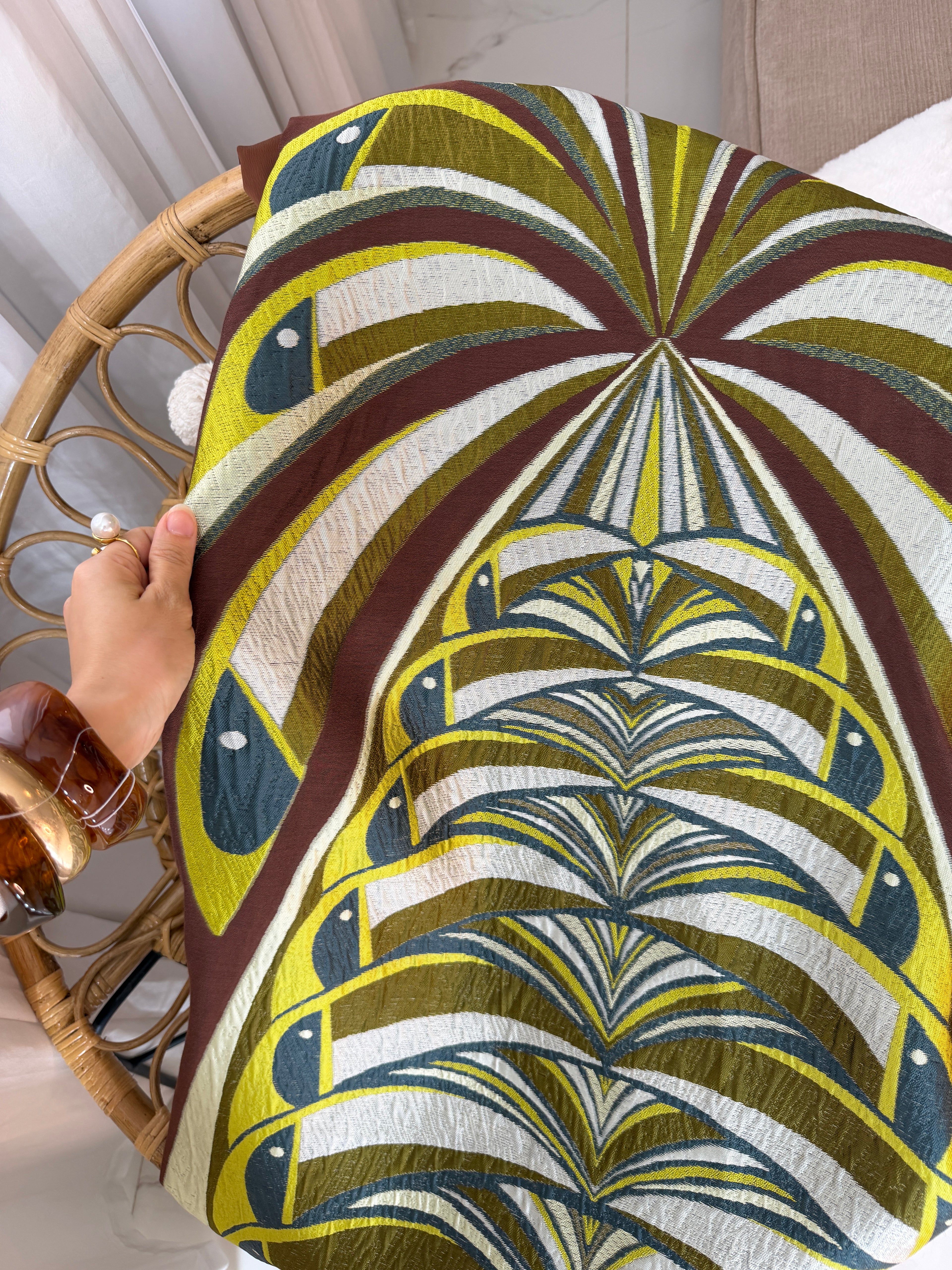 Abaya en satin dos broderie