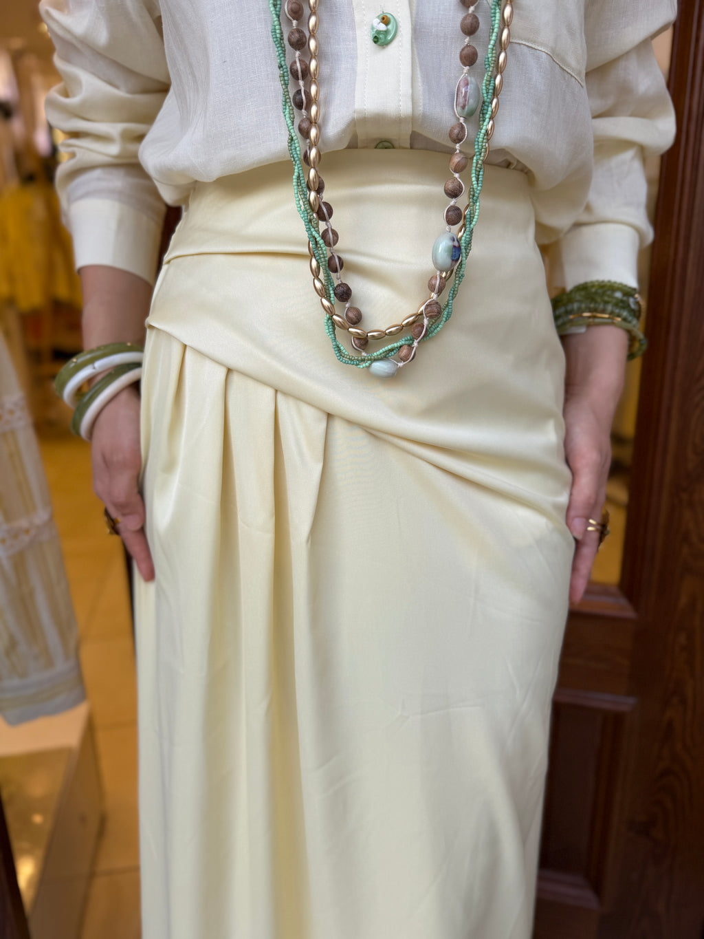 Jupe Satinée à Plis sur le Côté