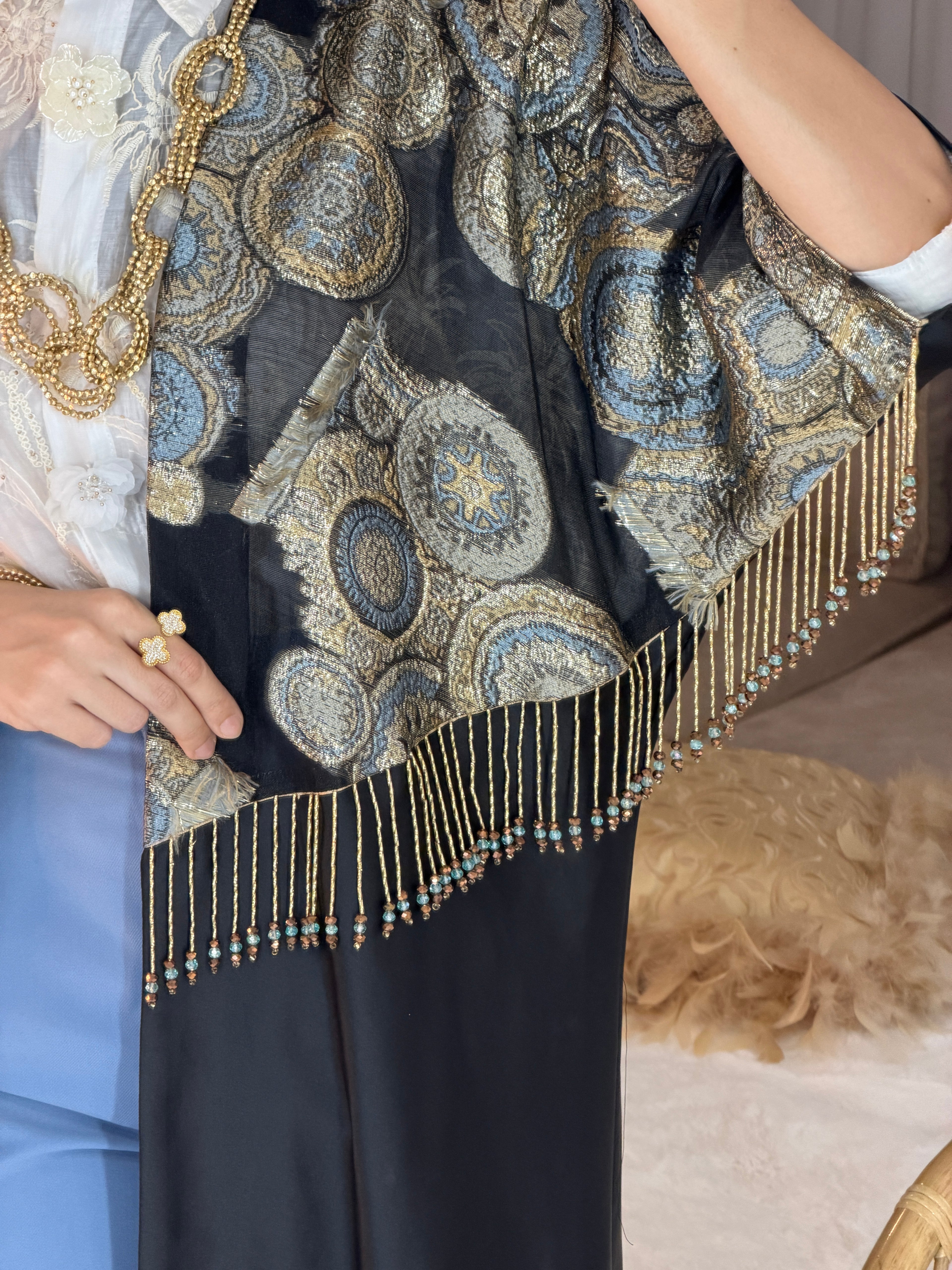 Abaya satin broderie franges bijoux