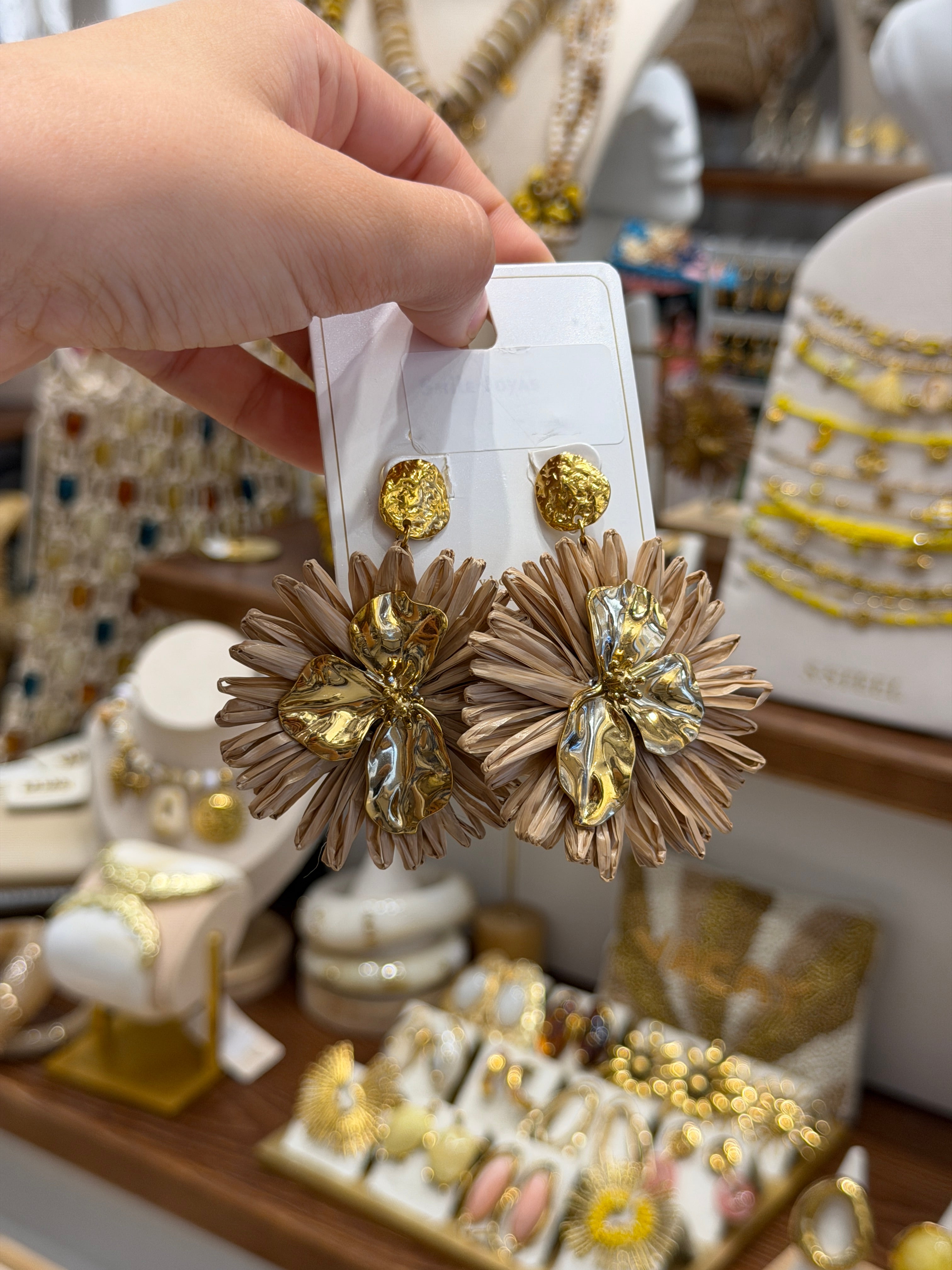 Boucles d’Oreilles Fleur Beige et Dorée