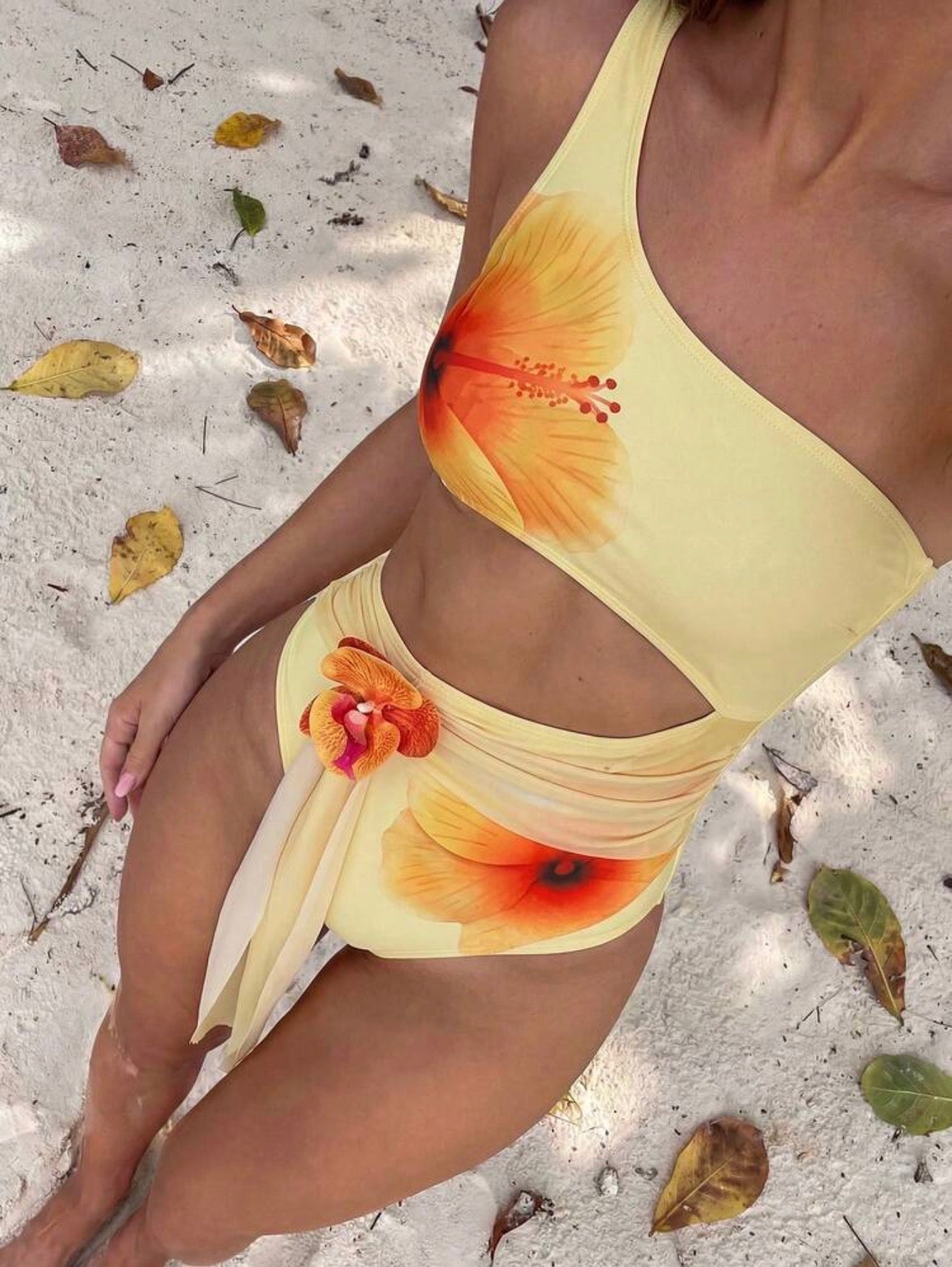 Maillot de bain une pièce orchidée avec une jupe à volant