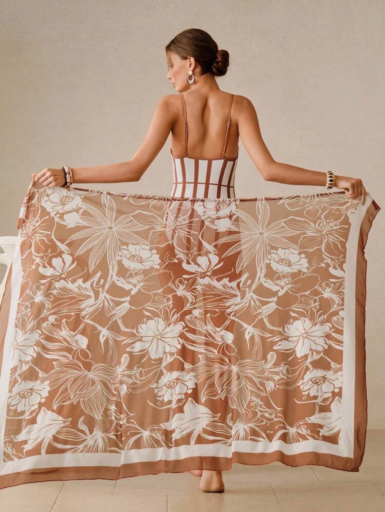 Maillot de bain rayé une pièce avec paréo floral