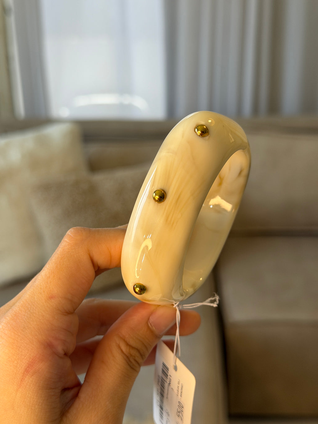 Bracelet manchette en résine écrue et détails dorés