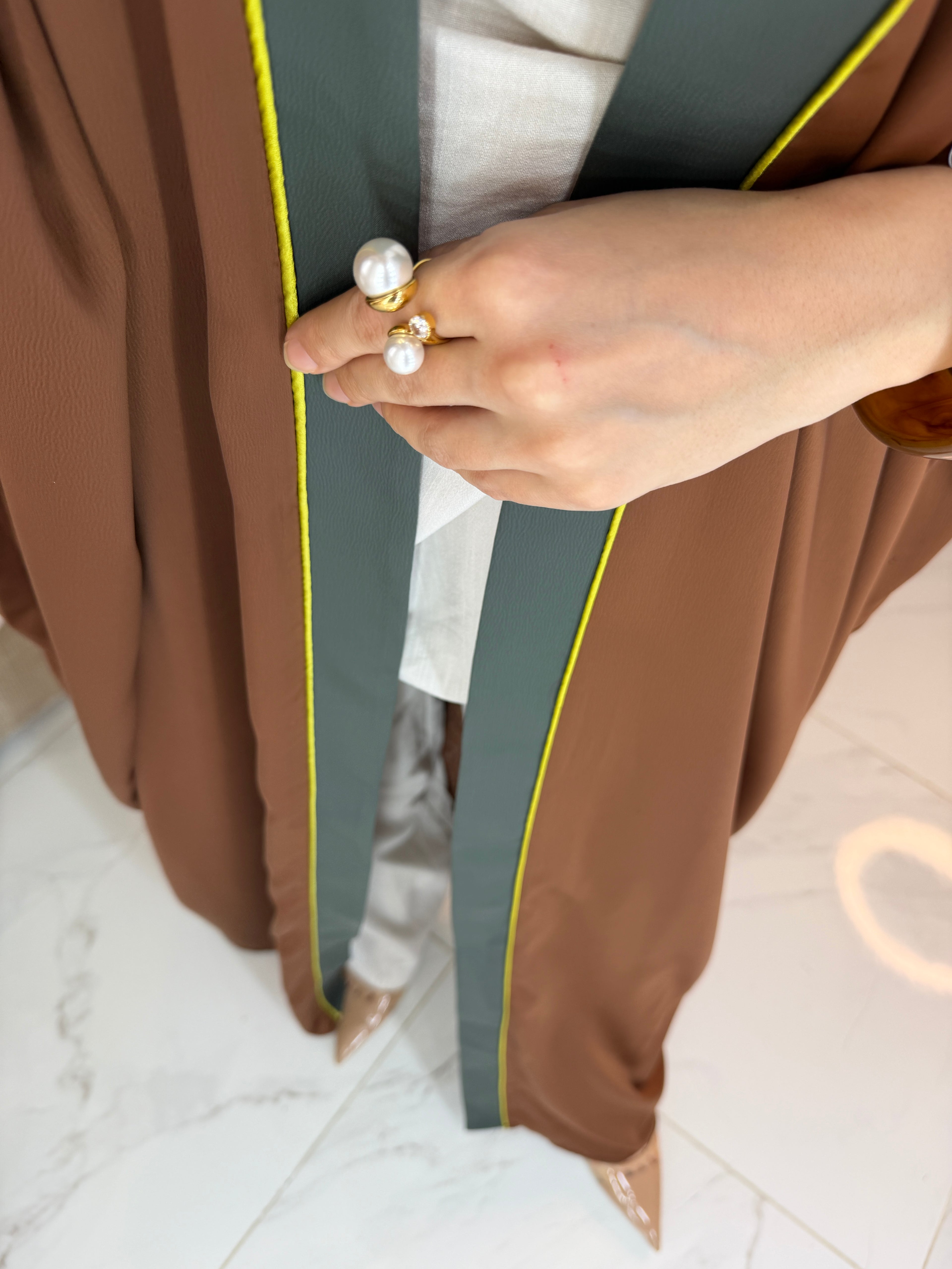 Abaya en satin dos broderie