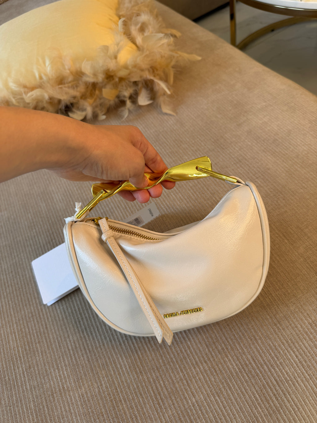 Sac demi-lune poignée métal doré
