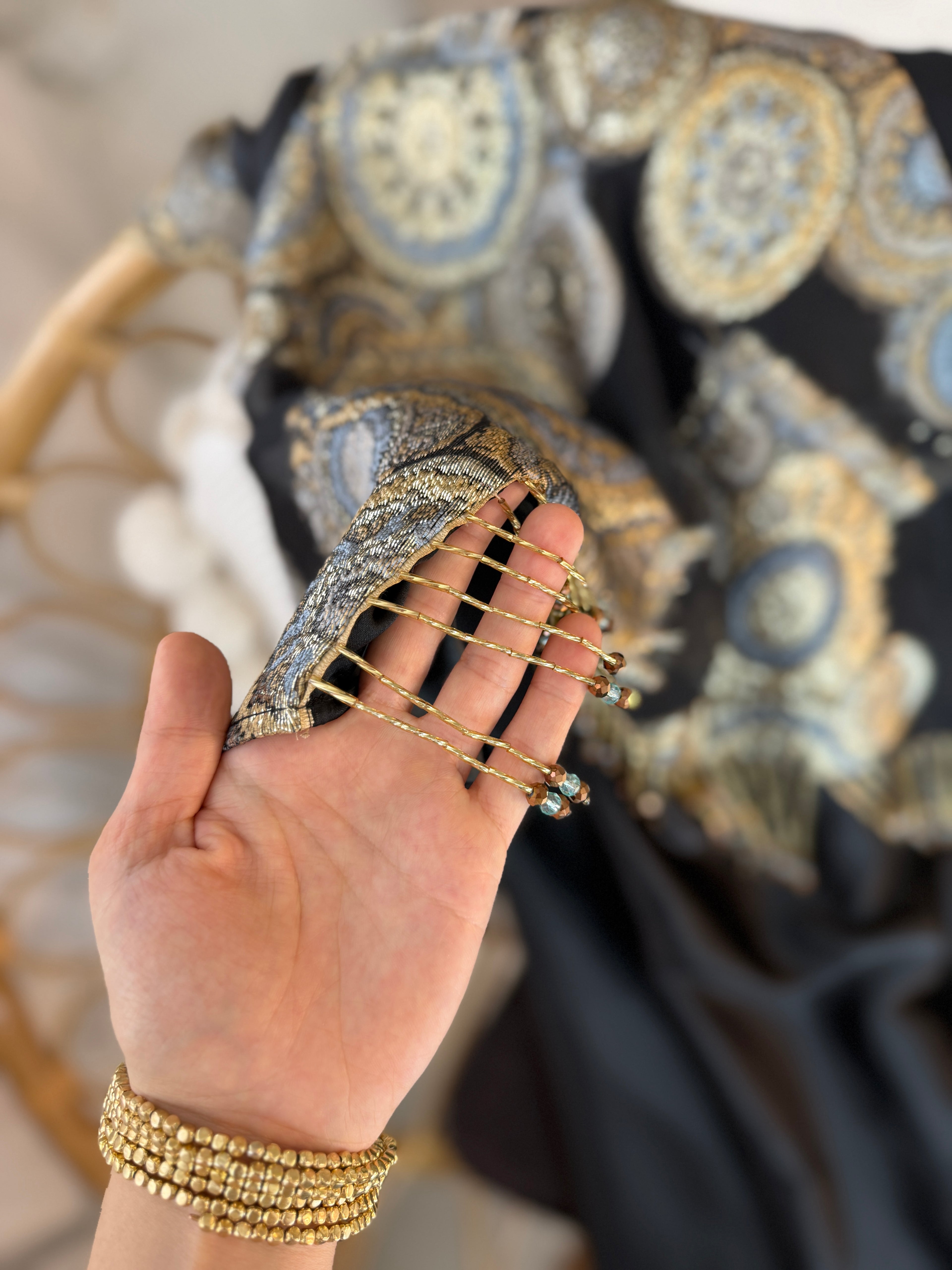 Abaya satin broderie franges bijoux