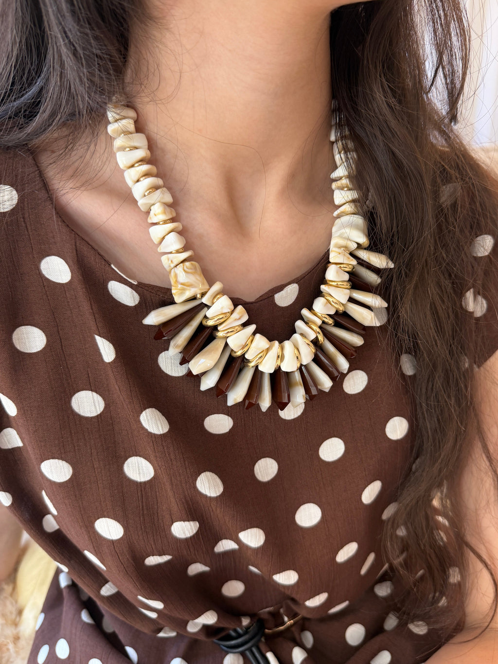 Collier plastron en résine ivoire et ambre