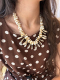 Collier plastron en résine ivoire et ambre