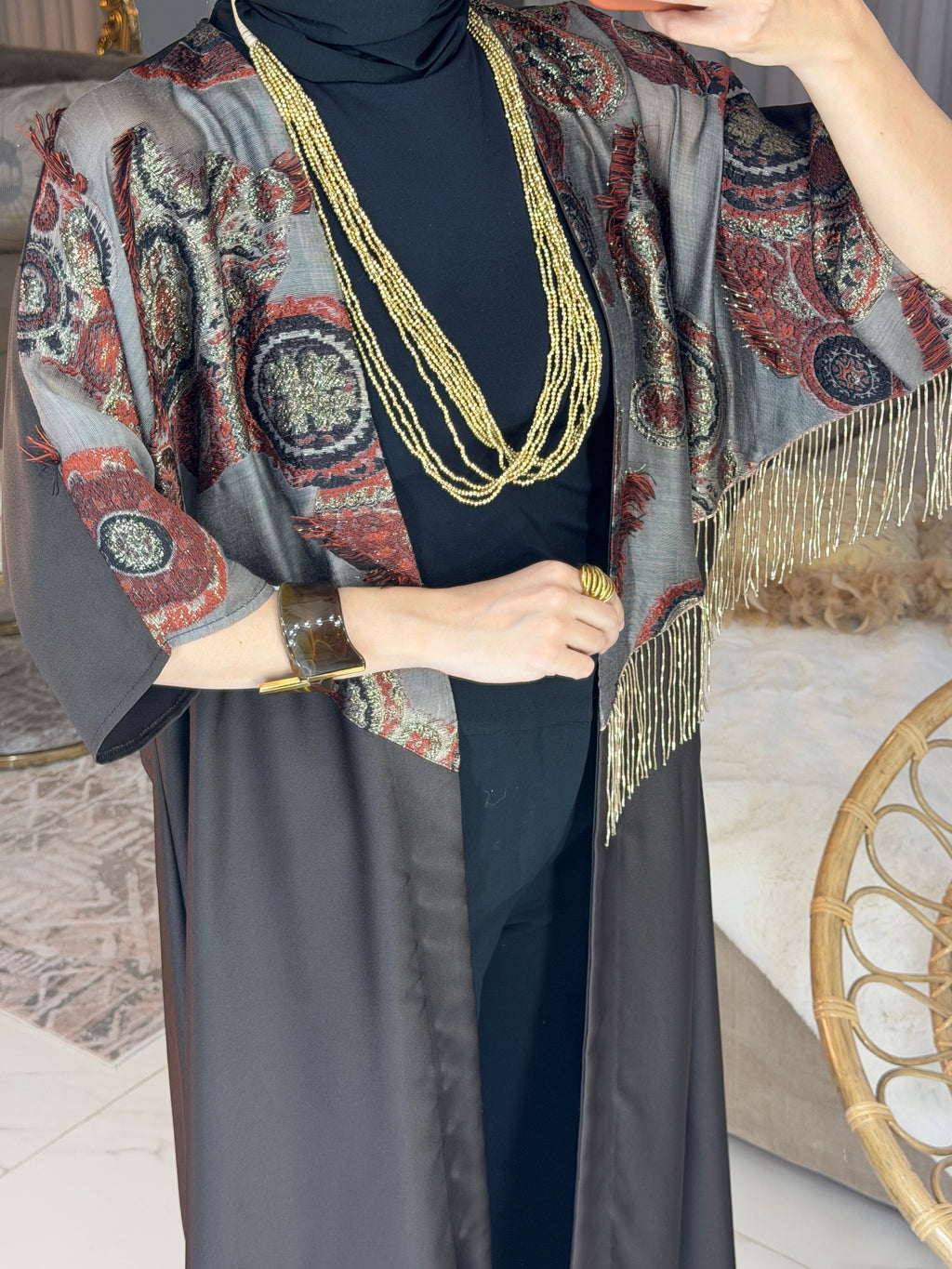 Abaya satin broderie franges bijoux