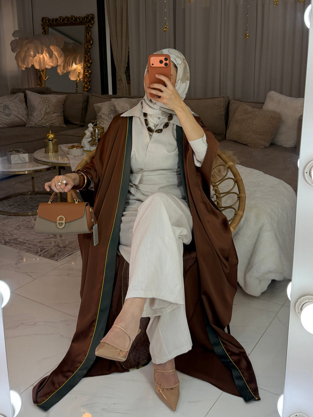 Abaya en satin dos broderie