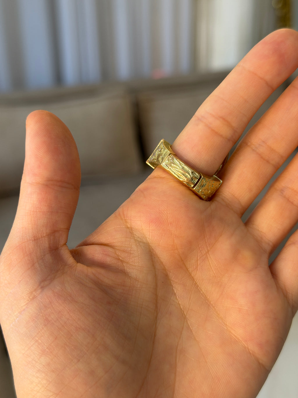 Bague en résine ambre et en métal doré