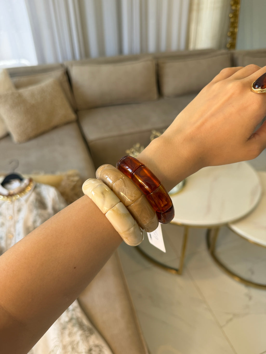 Trio de bracelets en résine marbrée ivoire, beige et ambre