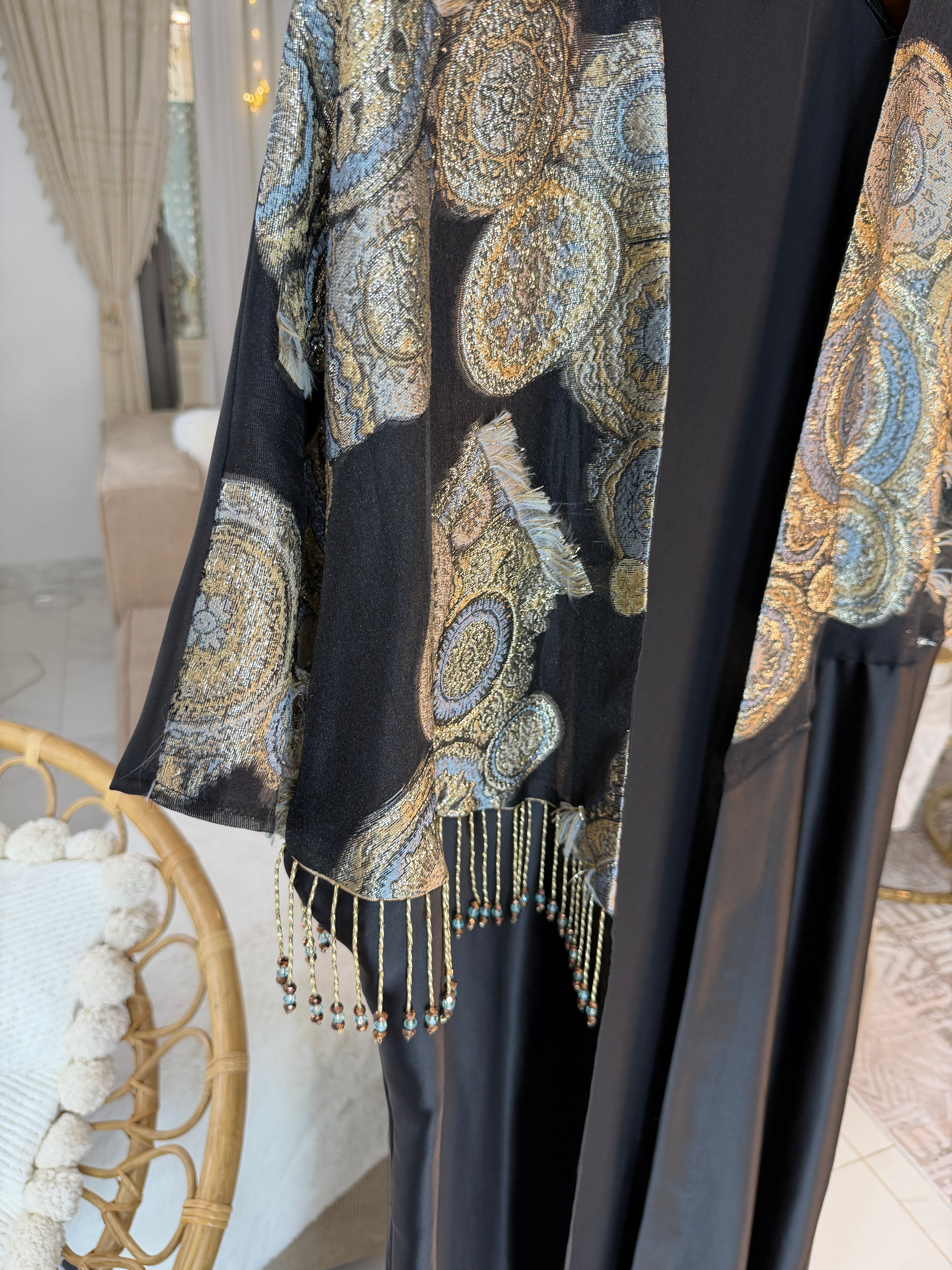 Abaya satin broderie franges bijoux