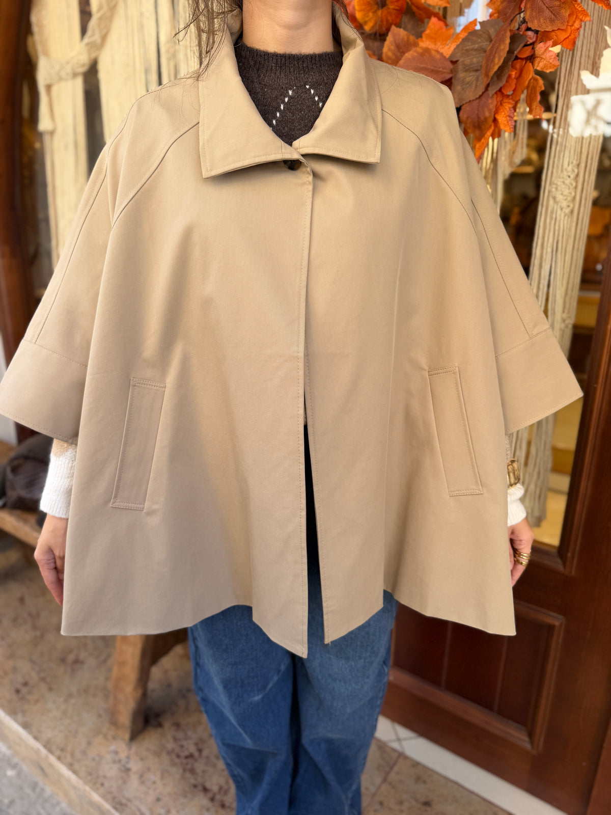 Trench-coat mi long coupe cape