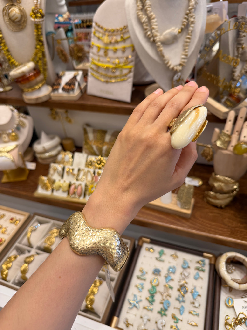 Bracelet Manchette Dorée Martelée
