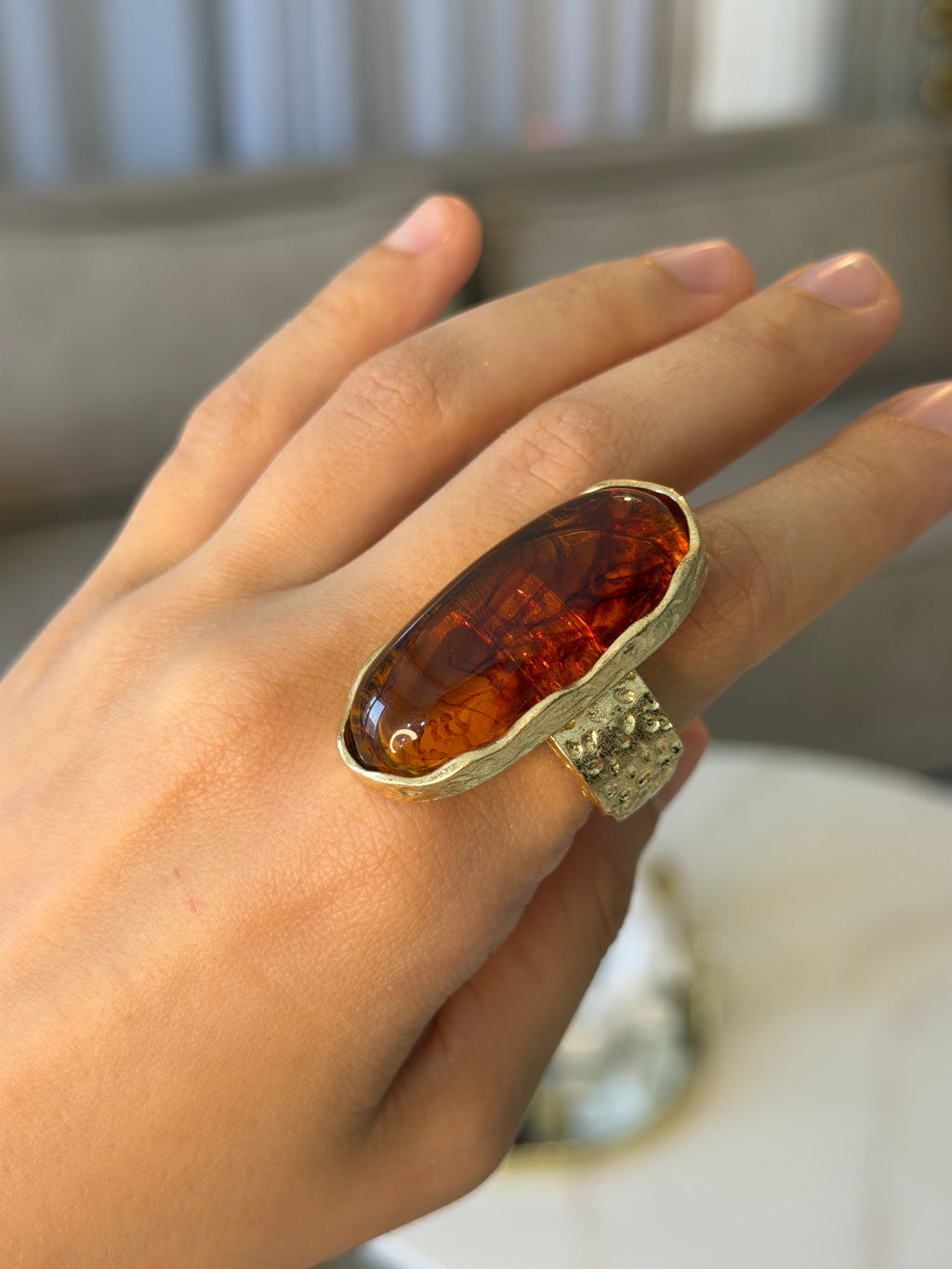 Bague en résine ambre et en métal doré