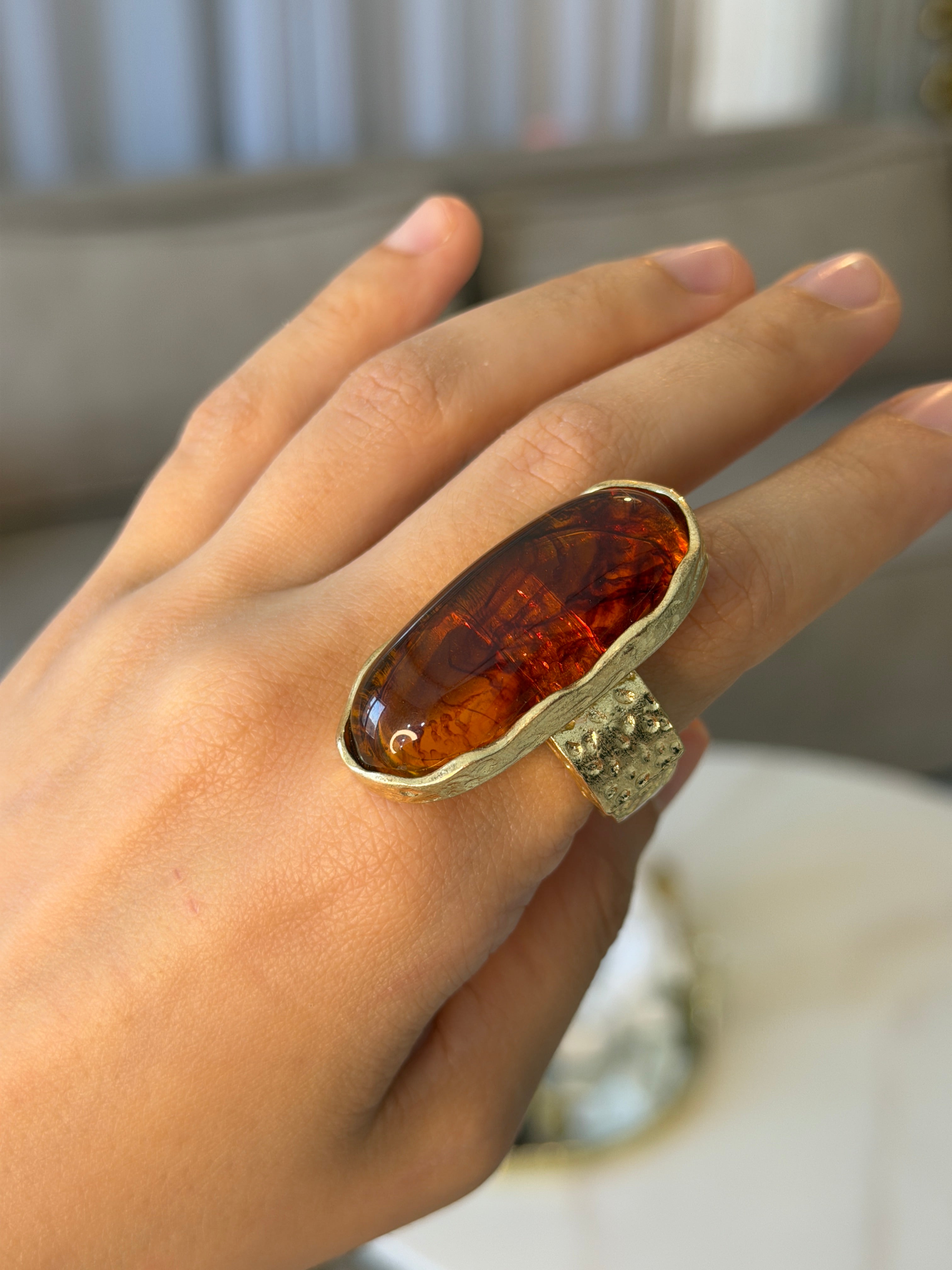 Bague en résine ambre et en métal doré