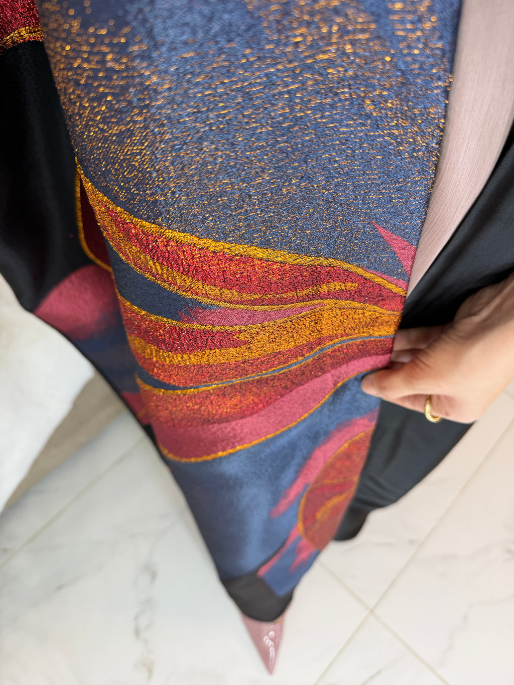 Abaya satin coté floral