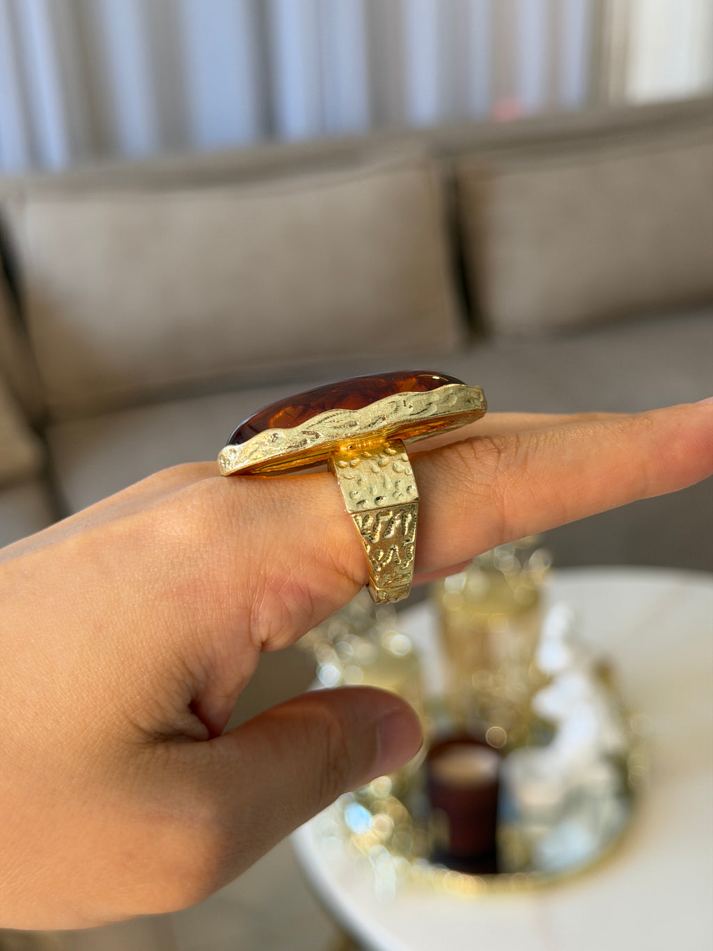 Bague en résine ambre et en métal doré