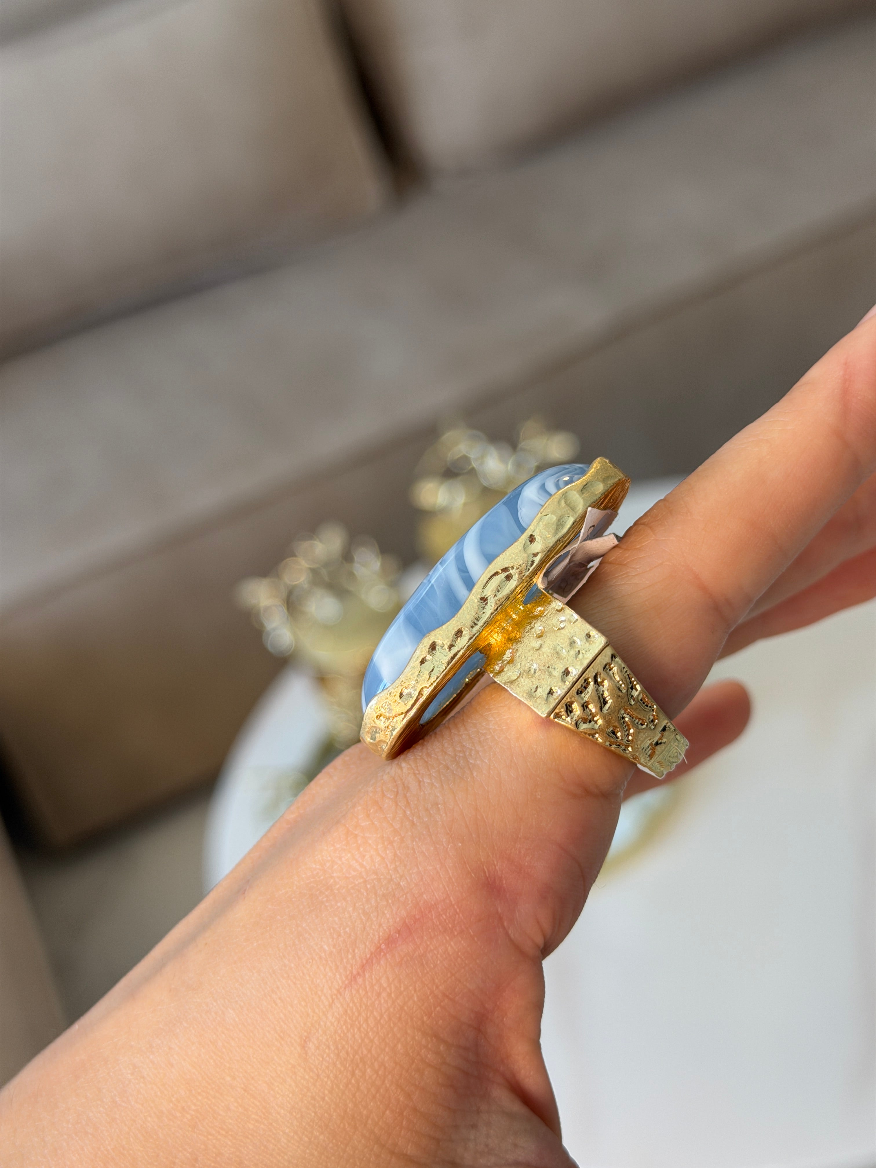 Bague ovale en résine marbrée et métal doré