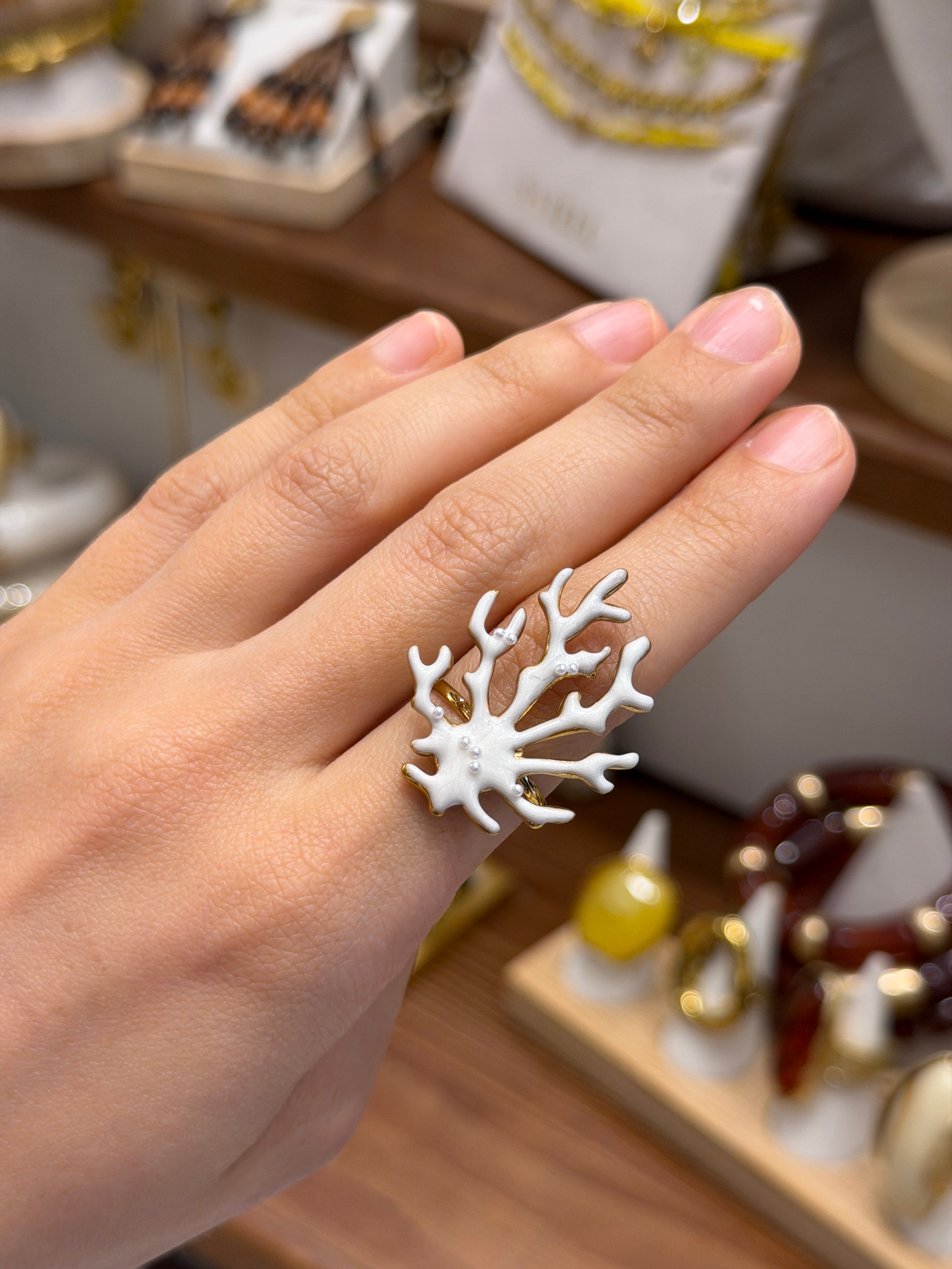 Bague Corail Blanc et Doré Ajustable