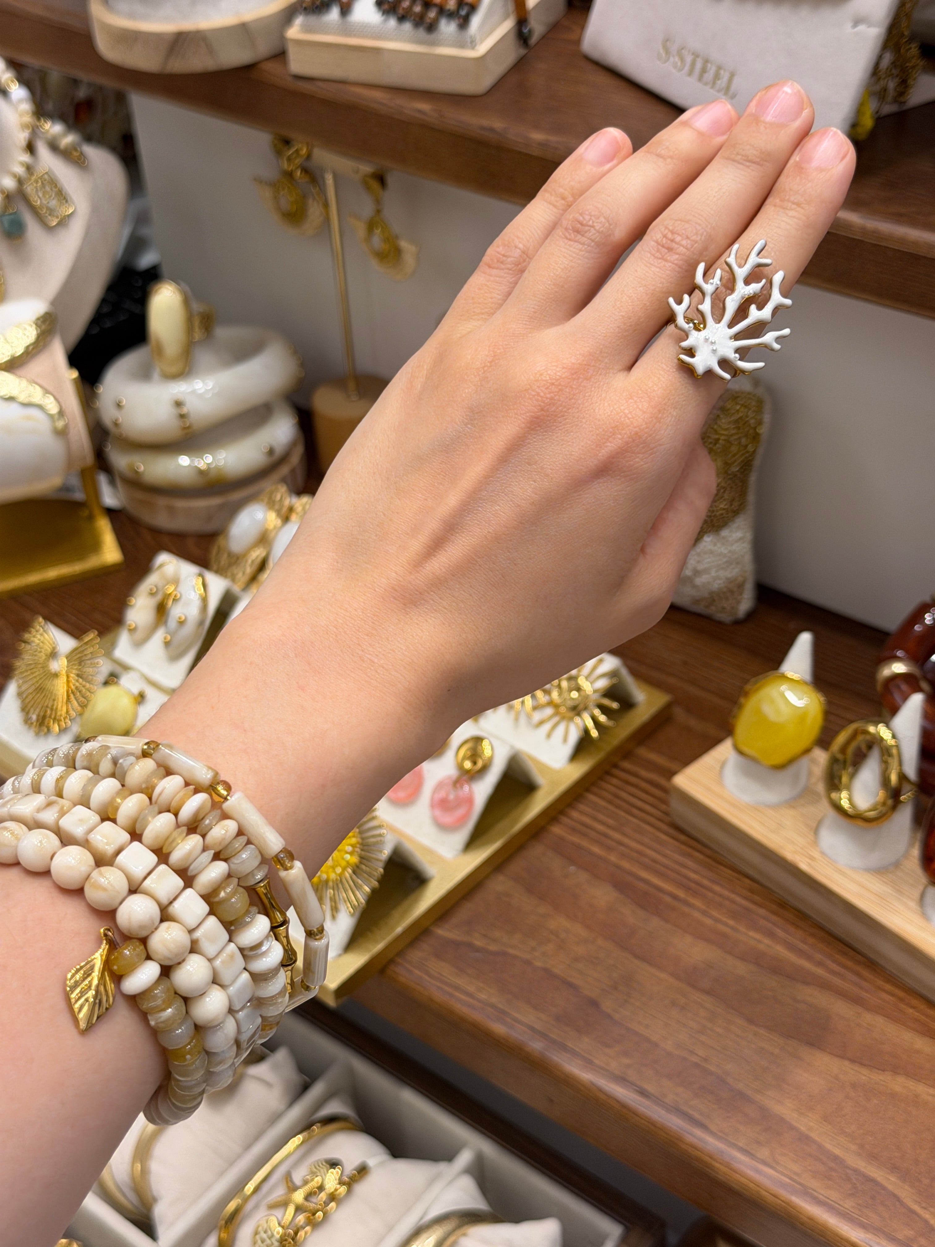 Bague Corail Blanc et Doré Ajustable