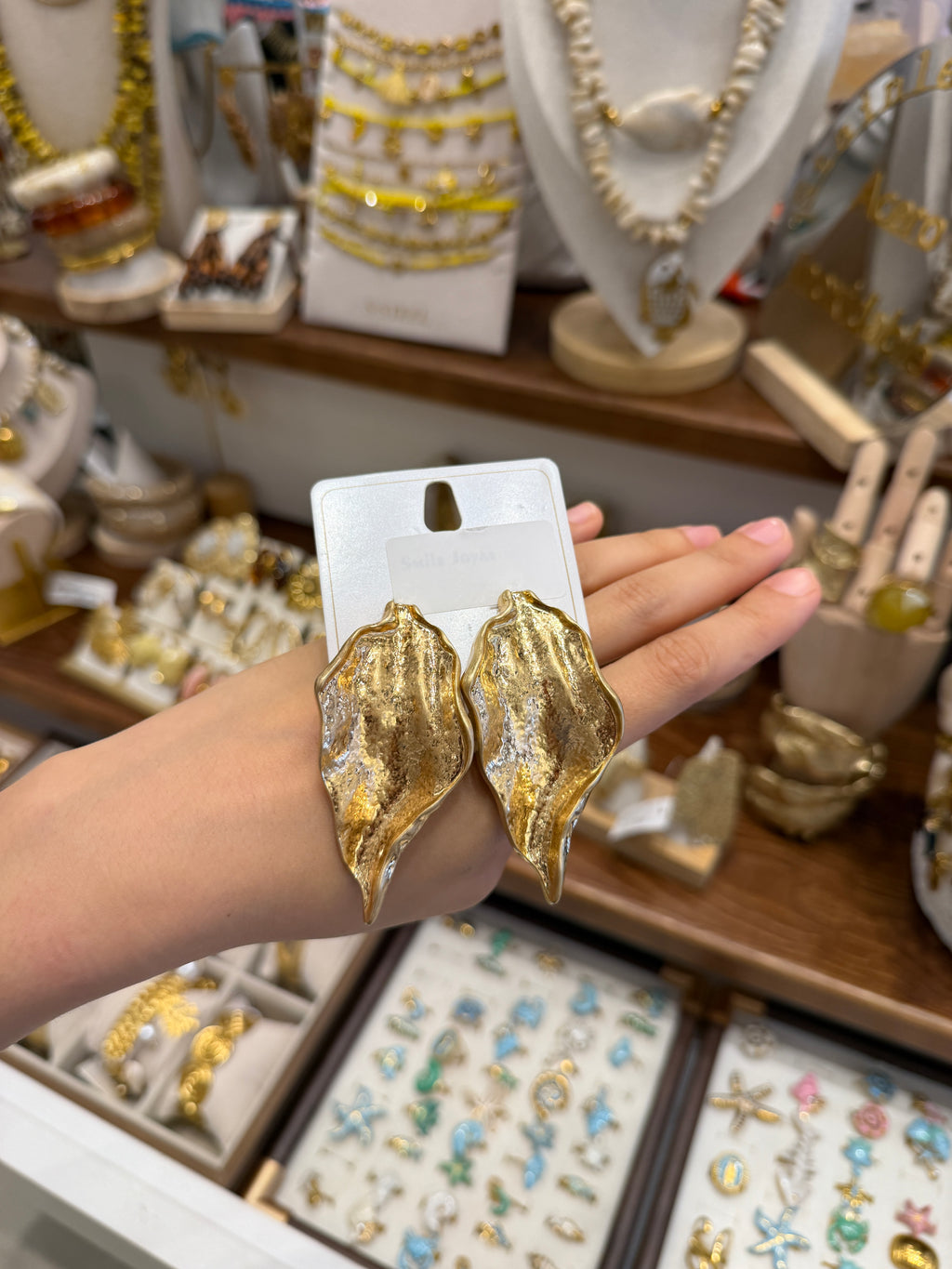 Boucles d’Oreilles Feuille Dorée Sculptée